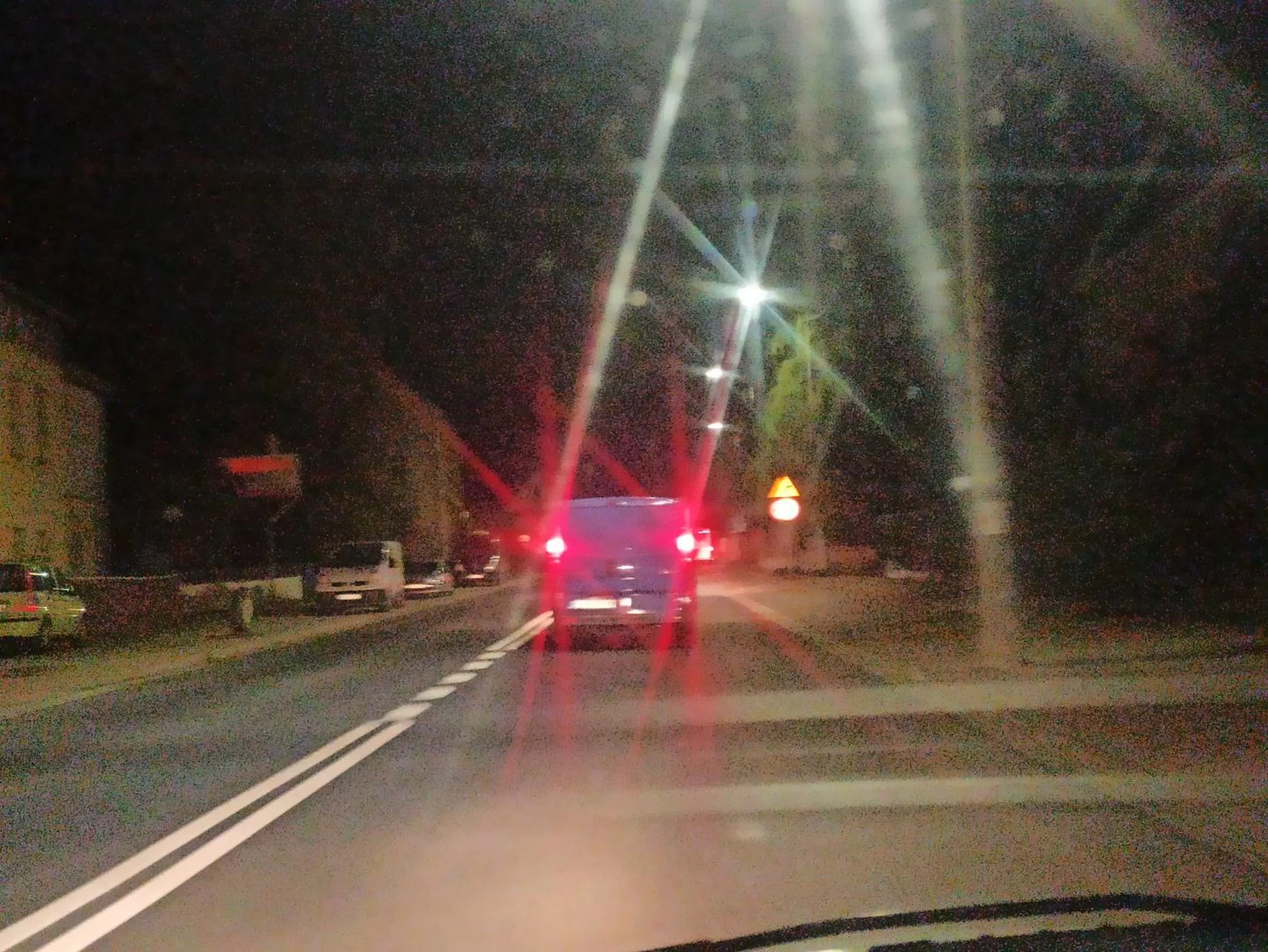 Człowieku zastanów się nad sobą. Mało się we mnie nie wpakowałeś, potem gdyby pieszy wszedł na przejście to miałbyś go na sumieniu...