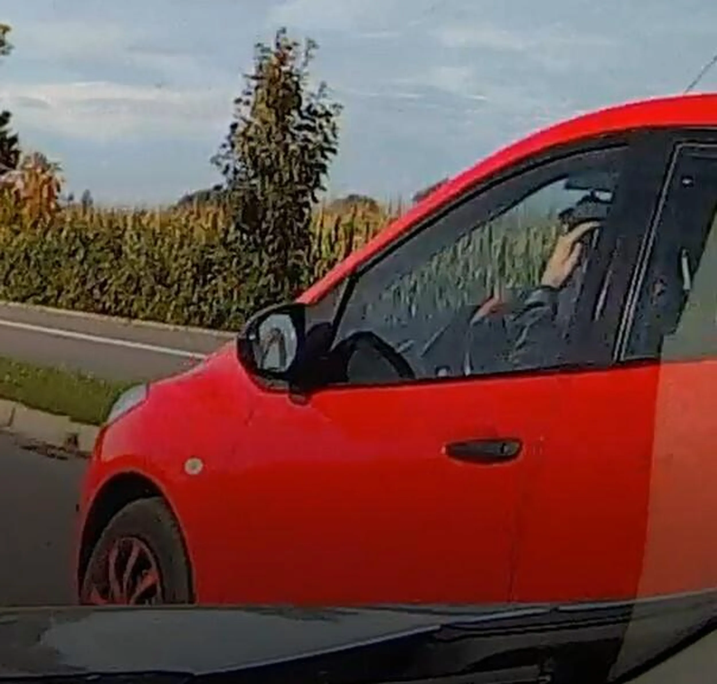 Gość powinien prowadzić furmankę. Nie panuje nad swoimi emocjami na drodze. Skoro przeszkadza Tobie że ktoś Ciebie wyprzedza to zamień samochód na autobus. Pukanie w głowę i pokazywanie środkowego palca to świadczy o twojej kulturze.