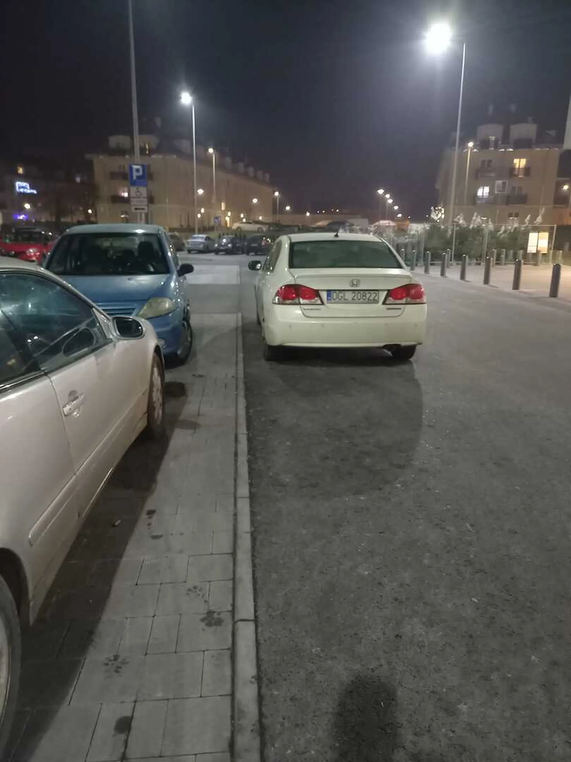 Parkowanie prawie przy wejściu do kauflanda i to na drodze