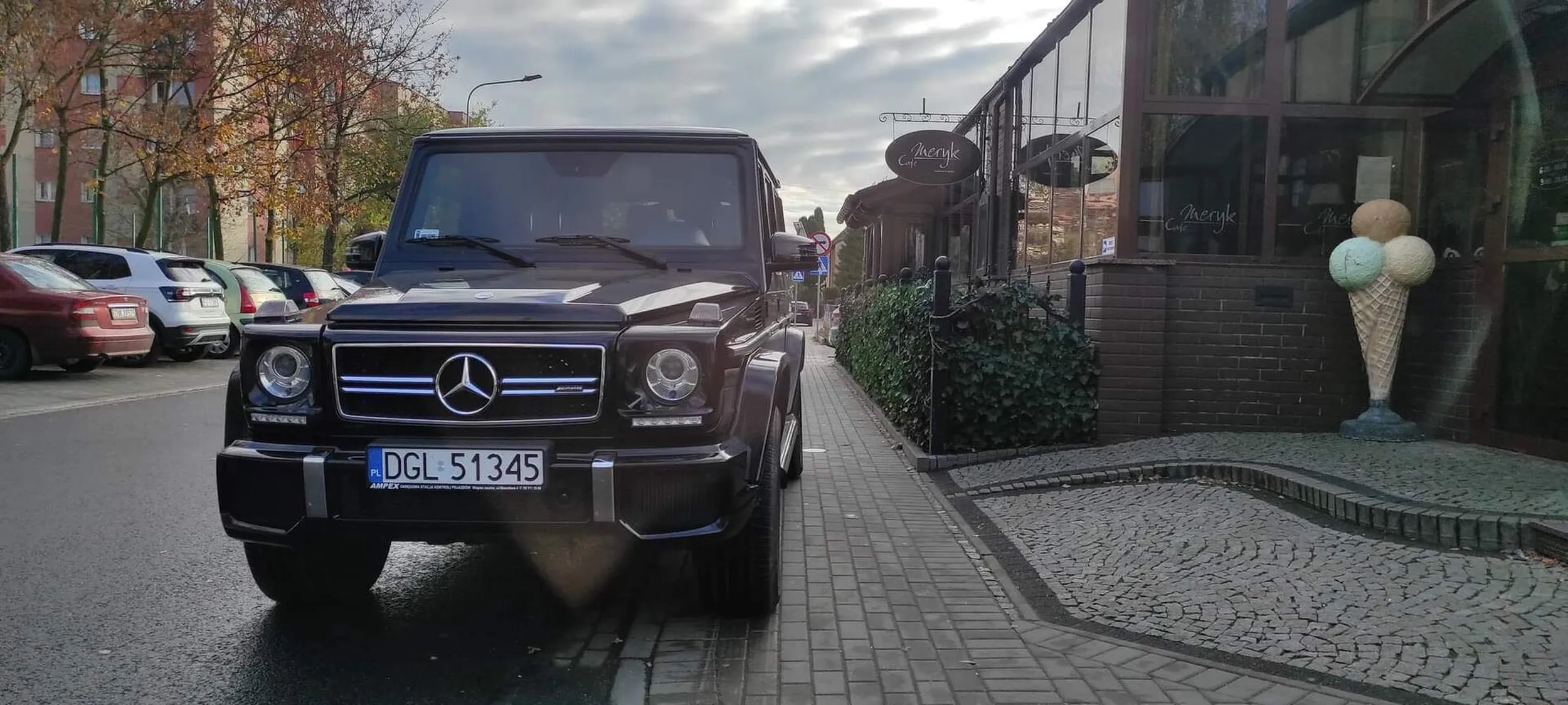 Prezes Miasta musi sobie stanąć jak król dodam ze owy pojazd nie powinien się tam zatrzymać choćby na sekundę gdyż nowe przepisy mówią chodnik czyt droga dla pieszych musi mieć 1.5 metra szerokości a owy chodnik tyle nie ma więc buraku naucz się kultury