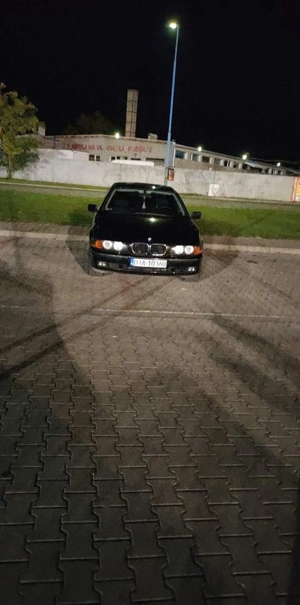 Może i umie jeździć ,ale parkowanie to jego zła strona nie wiem kto mu dał prawo jazdy