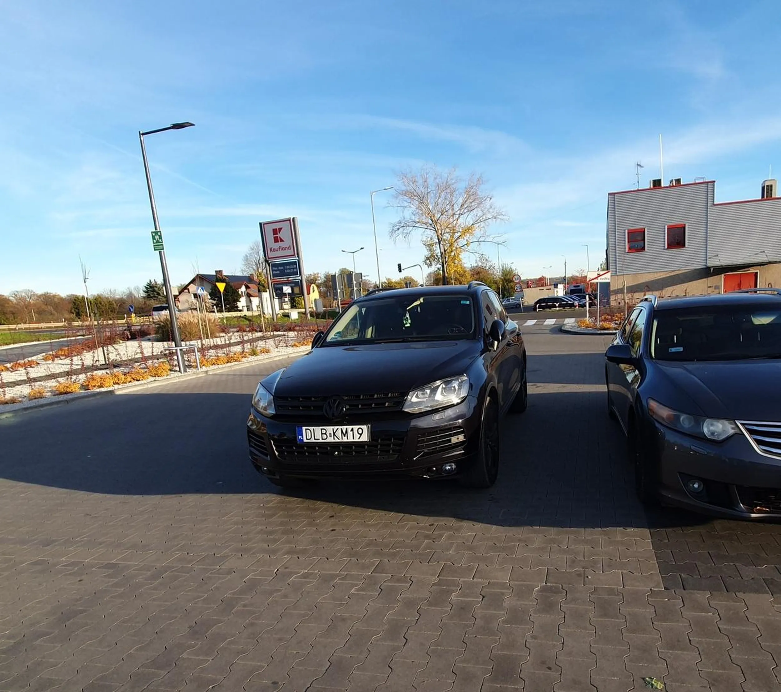 Ma duży samochód, żeby cośtam sobie kompensować to i linie parkingowe go nie dotyczą.