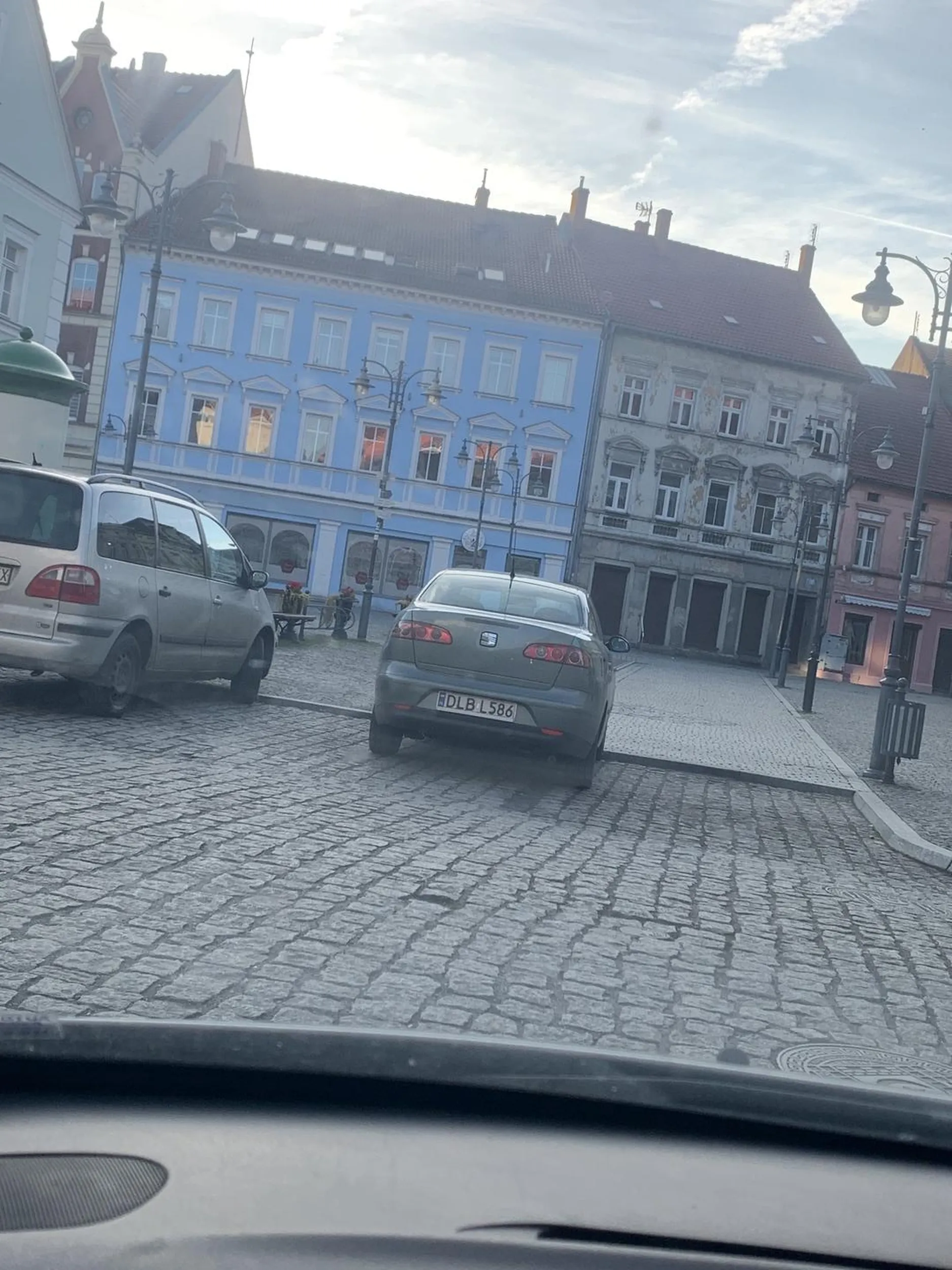 Nie ma to jak w rynku w godzinach szczytu zablokować dwa miejsca parkingowe, zalecam trochę potrenować parkowanie.