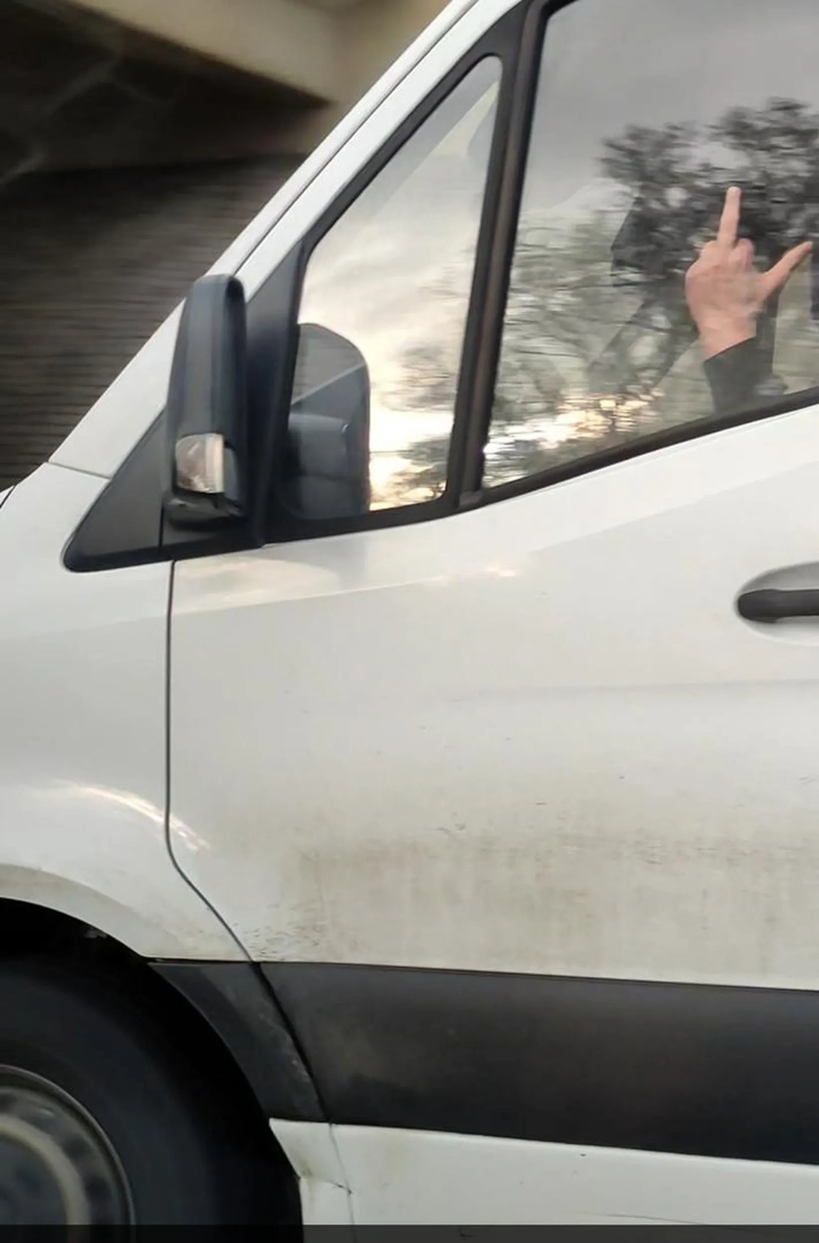 Kierowca podjezdza pod zderzak na A4 przy duzych predkosciach, lamie prawo bo tak blisko nie wolno od dawna. Stwarza posrednie zagrozenie. Miga swiatlami i kaze ustapic milordowi w busie z drogi a przed nami pelno innych aut na lewym (jadacych i tak b szybko). Pozniej robi tak kolejnym. Pokazuje faka. Zalosny typ i obys kiedys wpadl w poslizg albo tirowi wjechal w pupe. Mentalnosc kacapa. No i cisnie jak na zlamanie karku, za diesel placi Januszex pewnie.