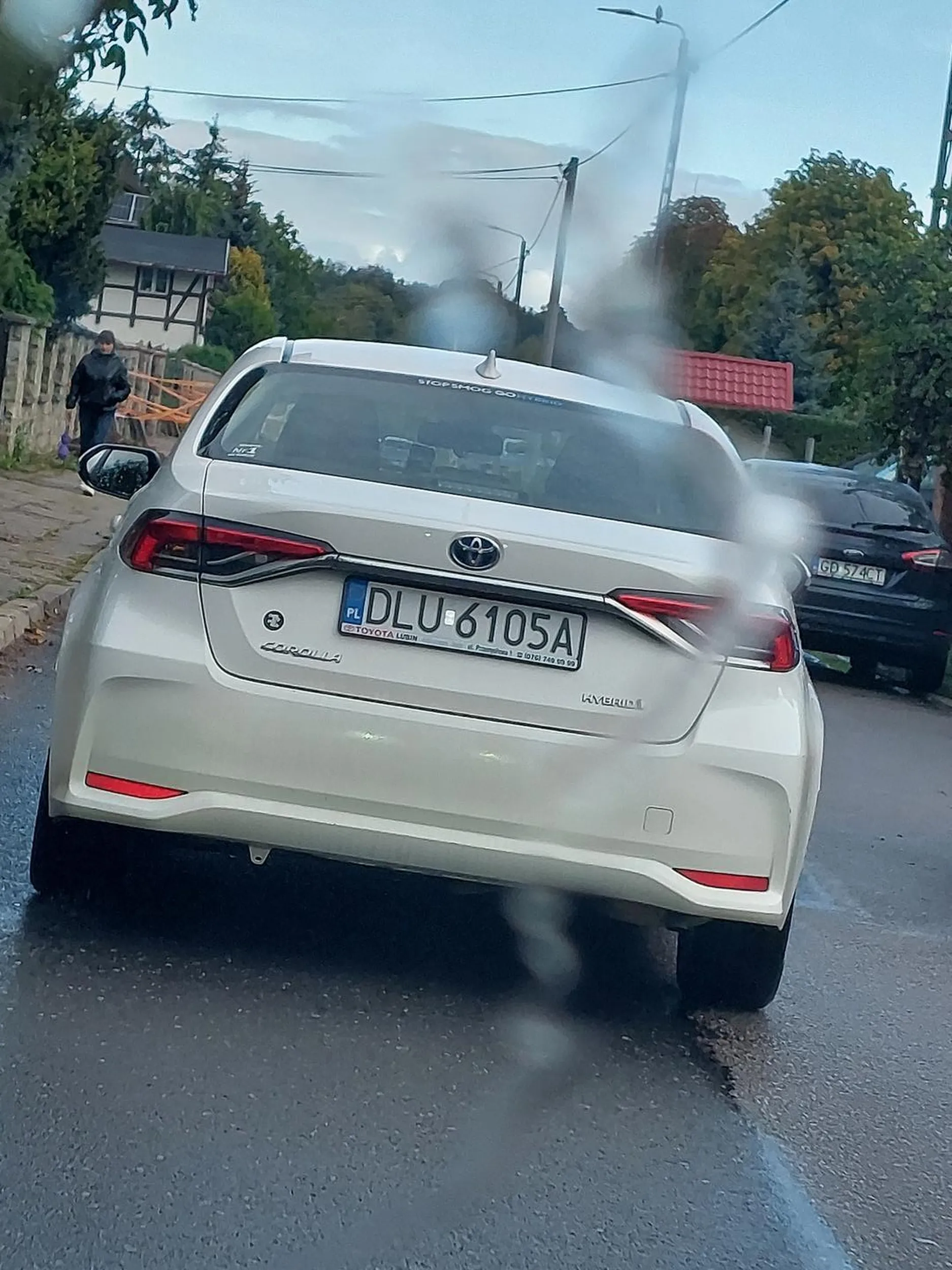 Chory człowiek. Urwał lusterko Skodzie Octavii na ul. Nowiny w Gdańsku, a następnie zaczął uciekać. Zgłoszone na policję.