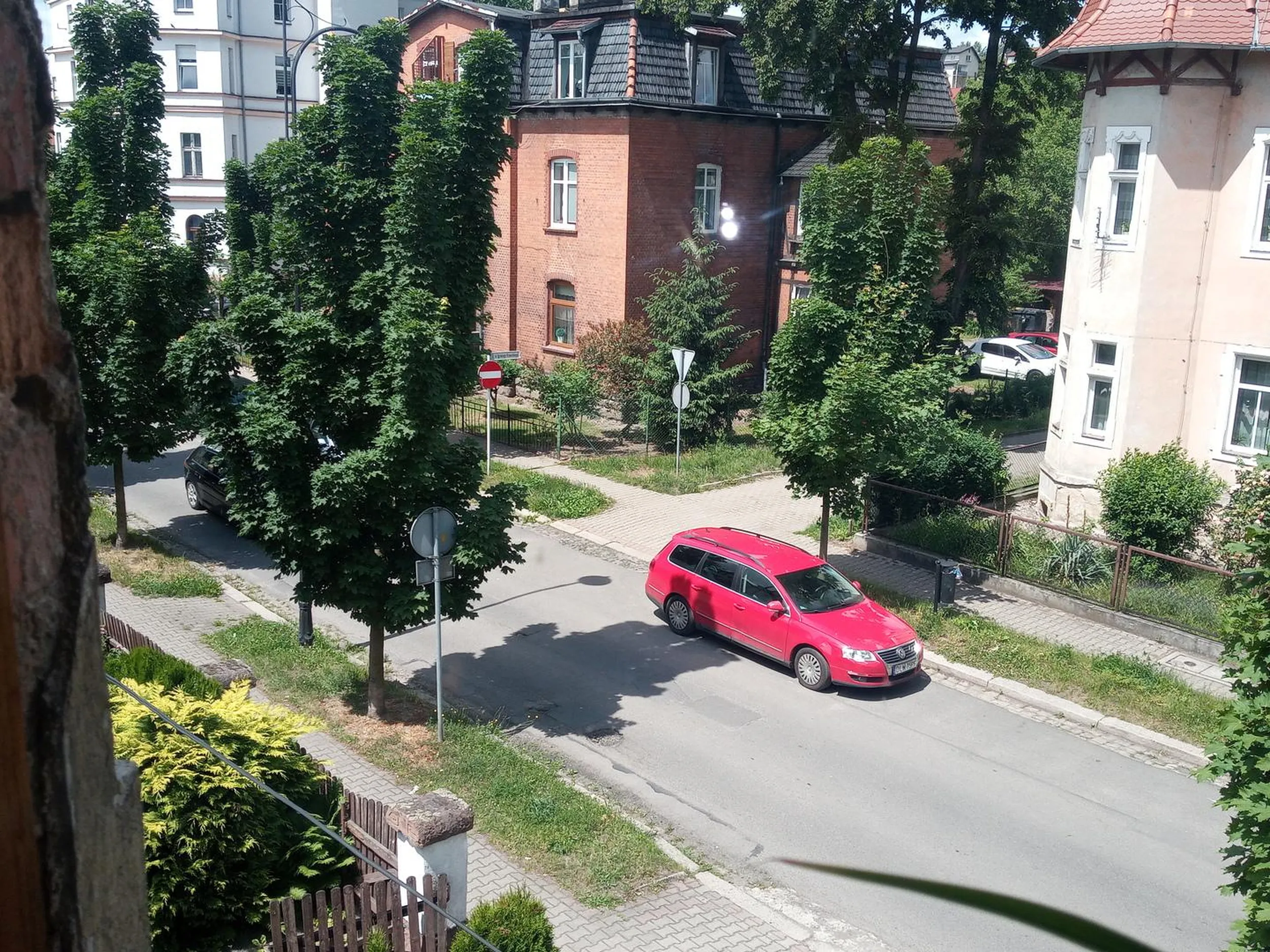 ,,Są ludzie których przepisy nie obowiązują. Stawia sobie auto gdzie chcę, nie stosując się do znaków i wyznaczonych miejsc parkingowych. Do tego wulgarny i bezczelny w stosunku do innych. ul. Partyzantów, Lwówek Śląski