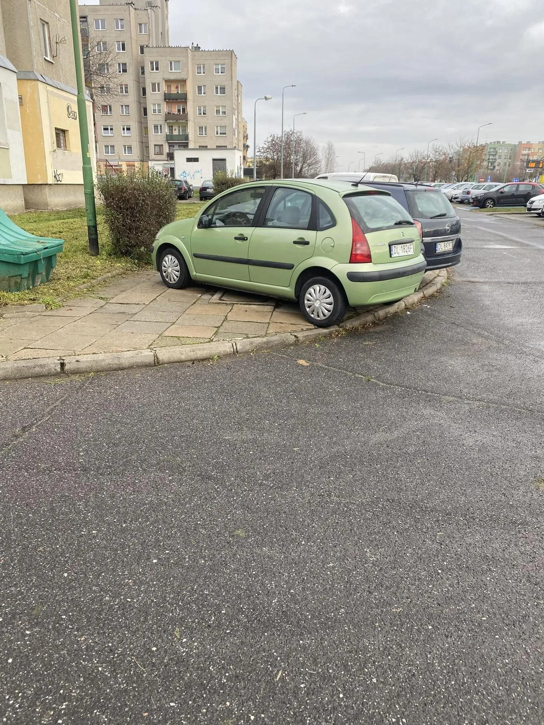 Czy ty pało masz mózg? Jak mam przejść z wózkiem jak zająłeś/aś cały chodnik?