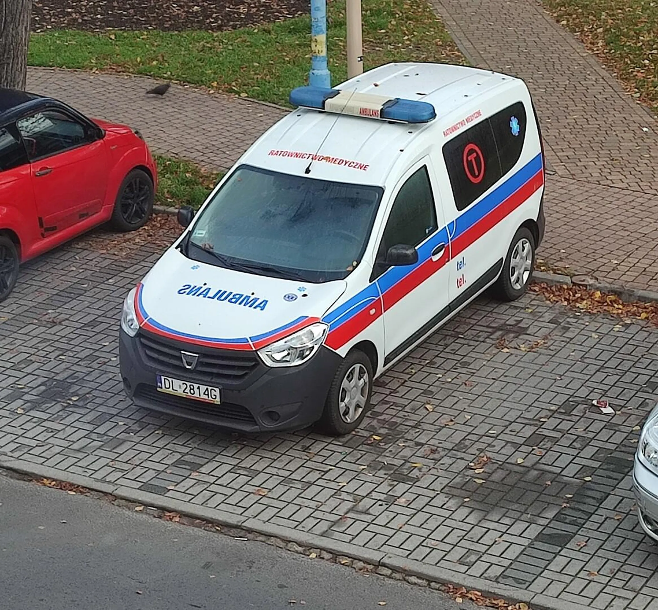 Nagminne, codzienne parkowanie na środku 2 miejsc.