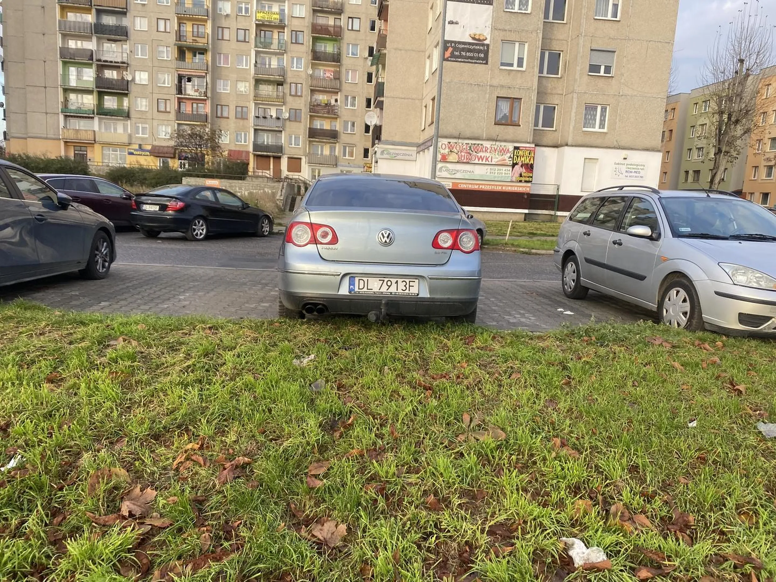 Nie ma to jak zaparkować po środku dwóch miejsc parkingowych. Co za ameba…