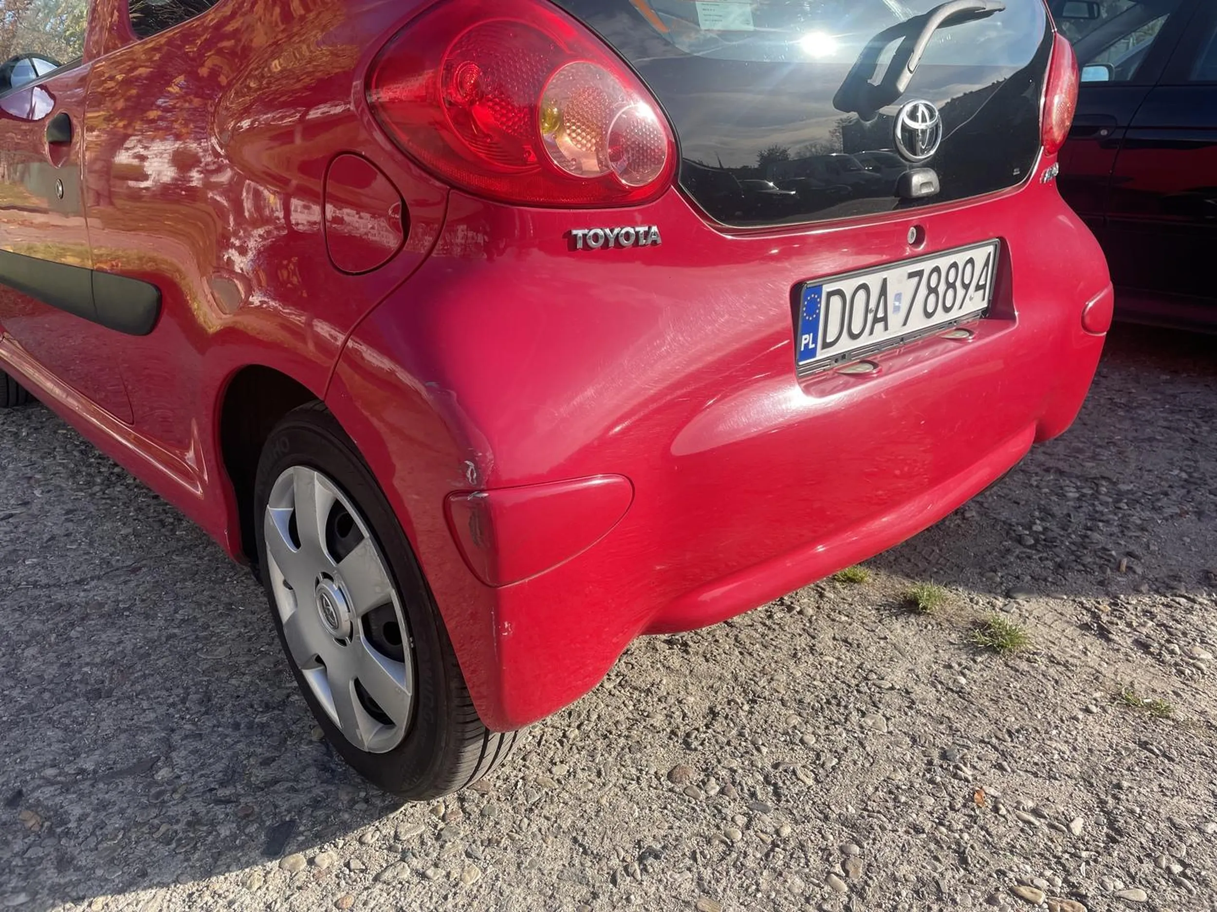 Kierowca tej Toyoty przerysował mi cały bok auta i uciekł z miejsca stłuczki auto stało po drugiej stronie osiedla zostawiłem kartkę z prośbą o kontakt niestety bez odzewu sprawa zostanie zgłoszona na policję