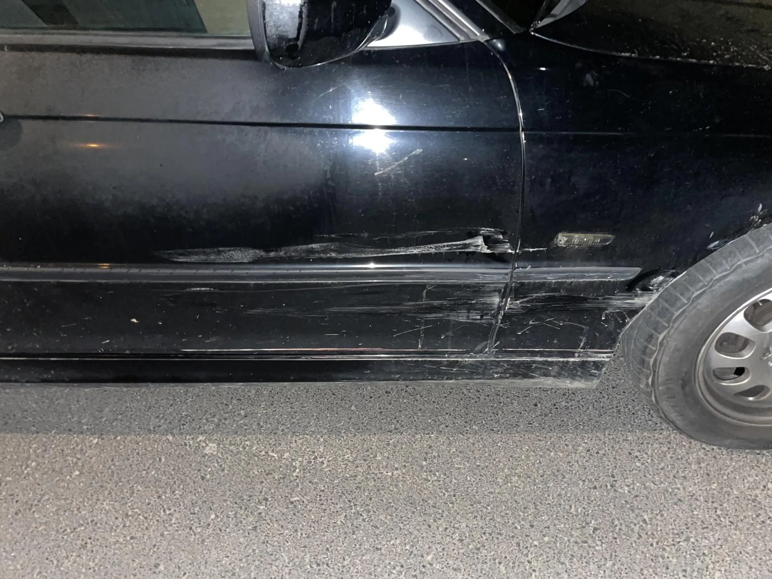 Kierowca tej Toyoty przerysował mi cały bok auta i uciekł z miejsca stłuczki auto stało po drugiej stronie osiedla zostawiłem kartkę z prośbą o kontakt niestety bez odzewu sprawa zostanie zgłoszona na policję