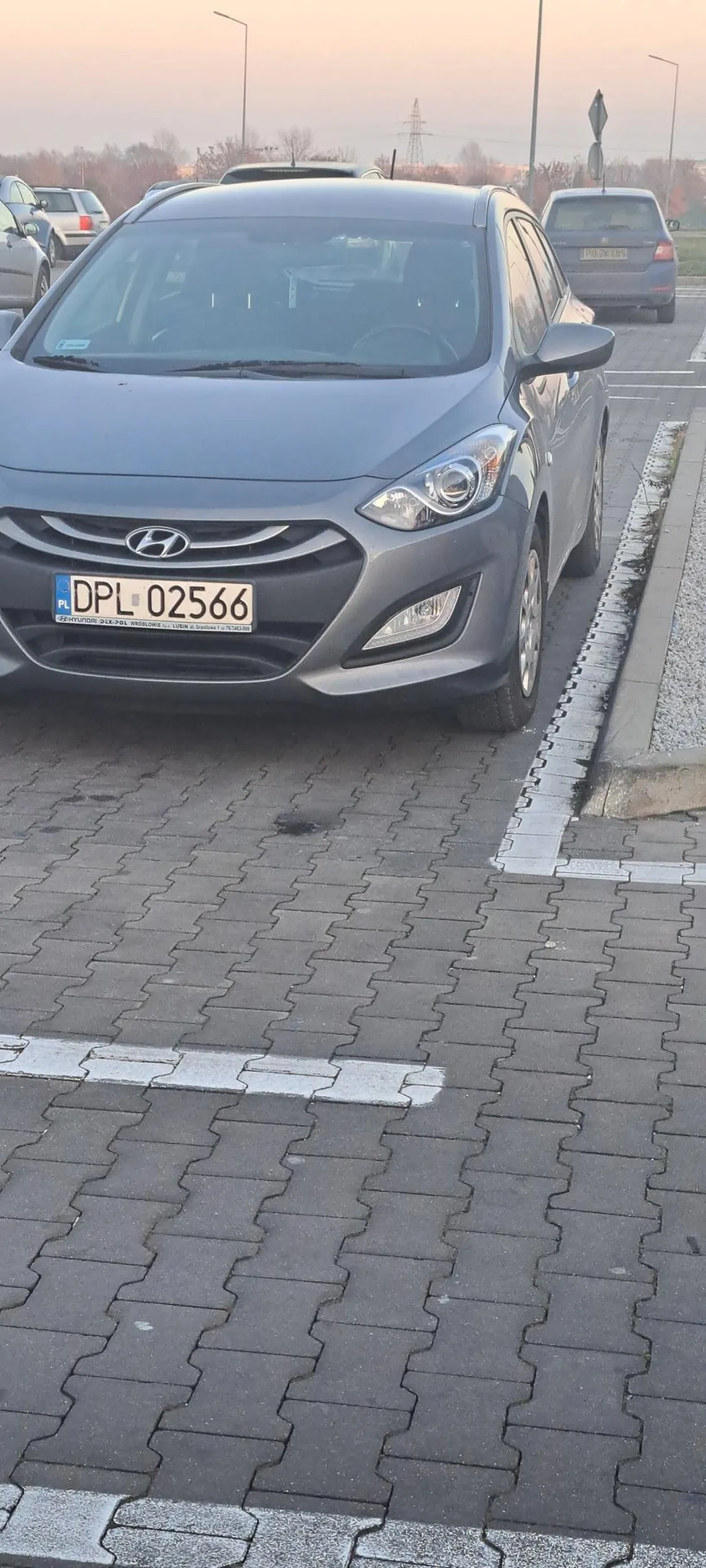 Blondynka za kierownicą wogóle nie patrząca na znaki wymusiła pierwszeństwo i jeszcze bezczelnie mówi "nie wiem oco Panu chodzi"