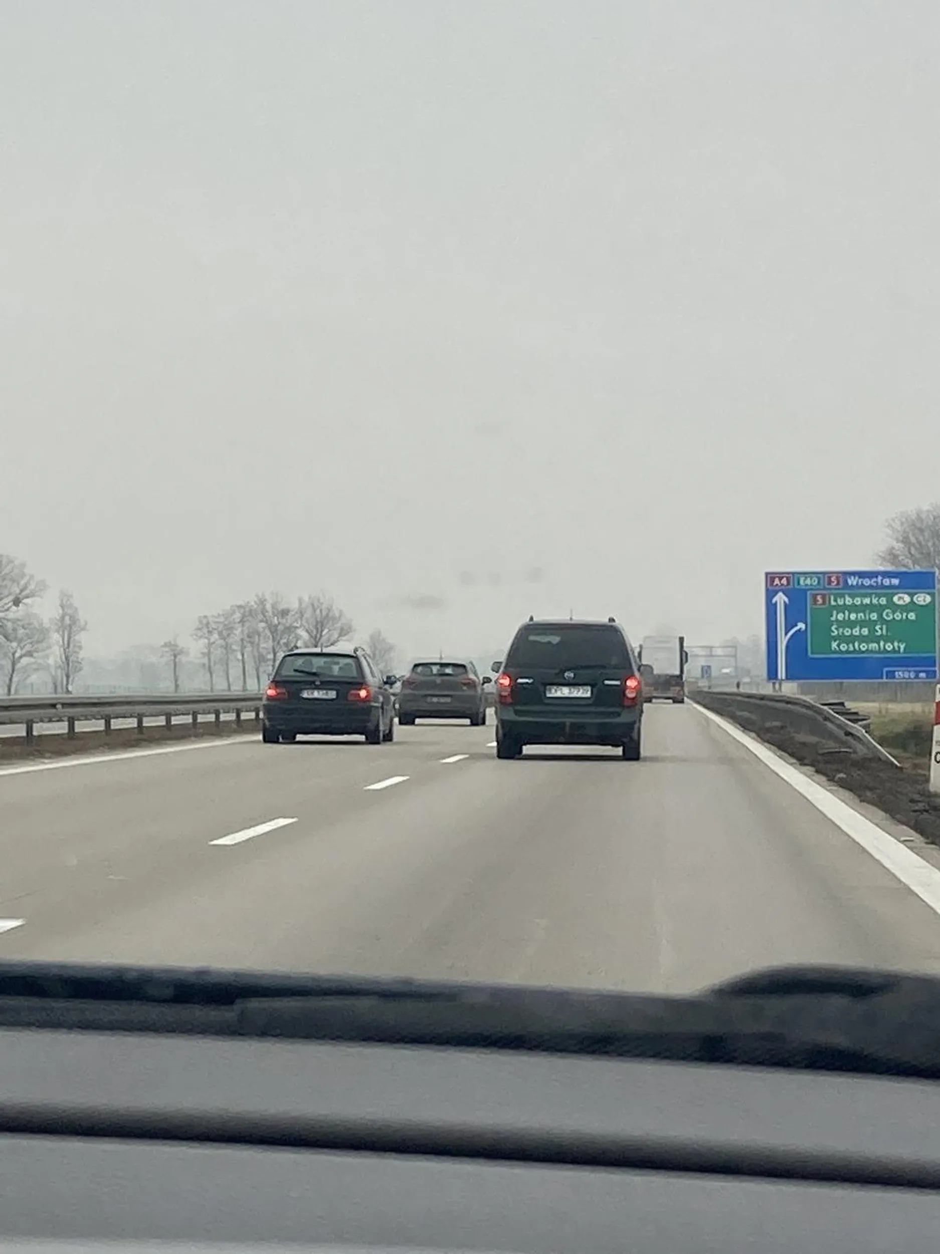 Głupia landryno zamiast żreć i pić za kierownicą to może cofnij się na kurs. Na A4 zajeżdżasz ludziom droge, zjeżdżasz na lewy czy prawy pas bez włączania kierunków. Masakra, doedukuj się bo wypadek spowodujesz