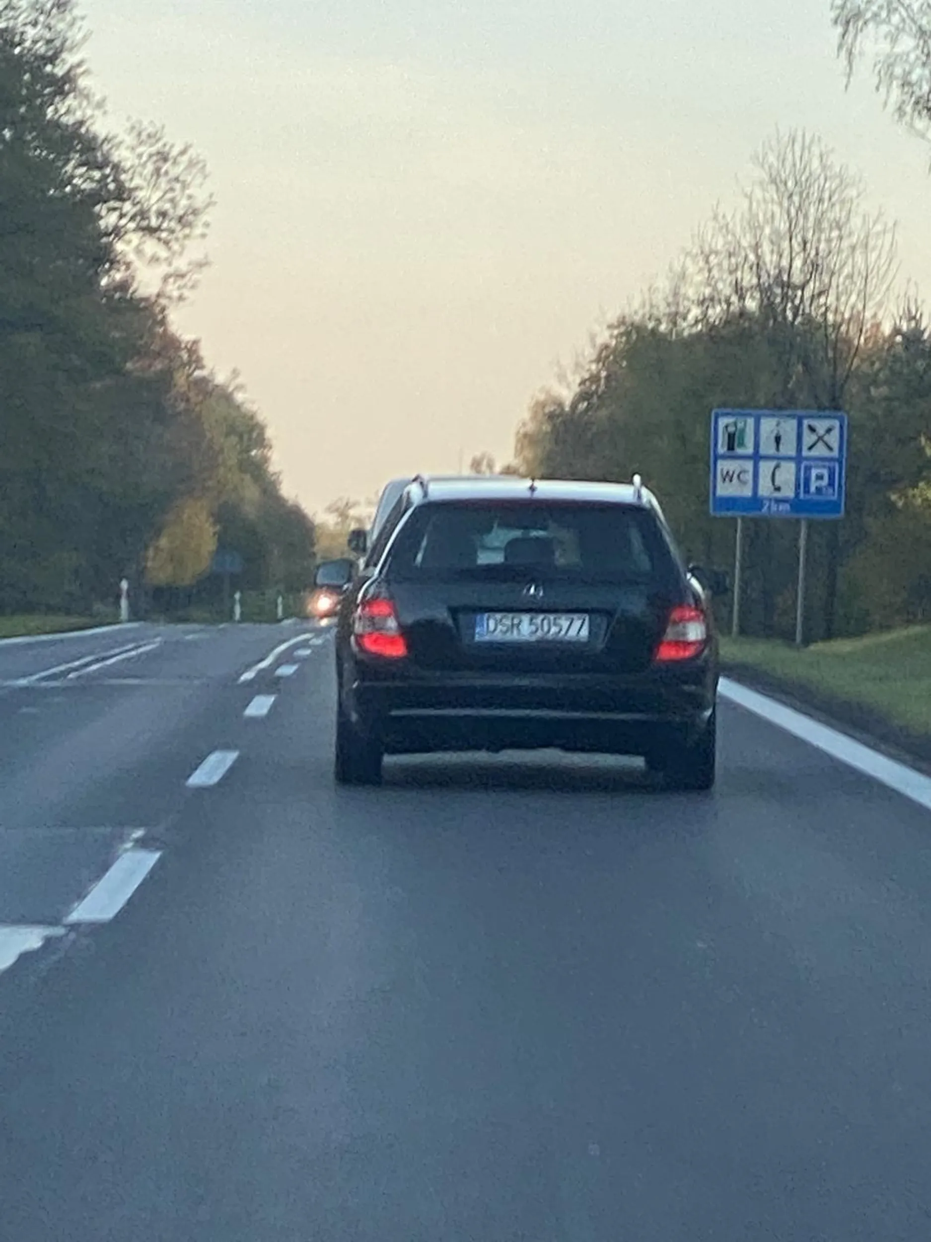 Jazda powyżej dozwolonych prędkości, dnia 20.10.2022  jadąc drogą 94 w kierunku środy śląskiej prawie spowodował czołówkę!