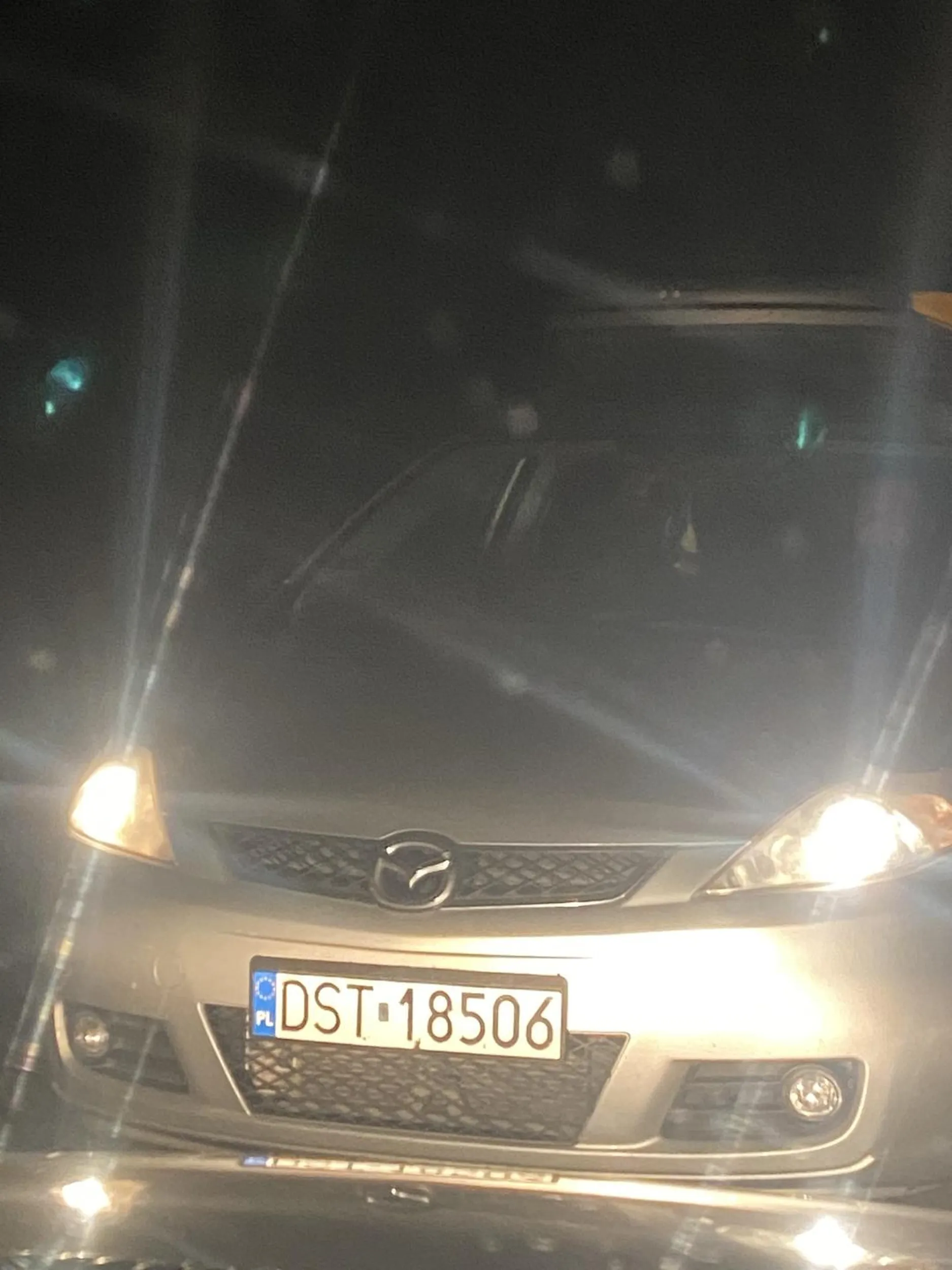 Przejechał na drodze z robotami drogowymi na czerwonym świetle blokując mi przejazd, gdy miałem zielone światło, zagrodził mi drogę i kazał cofnąć, dopiero po chwili, gdy nie chciałem mu ustąpić z oczywistych względów, postanowił cofnąć. Polecam zaznajomić się z przepisami ruchu drogowego.