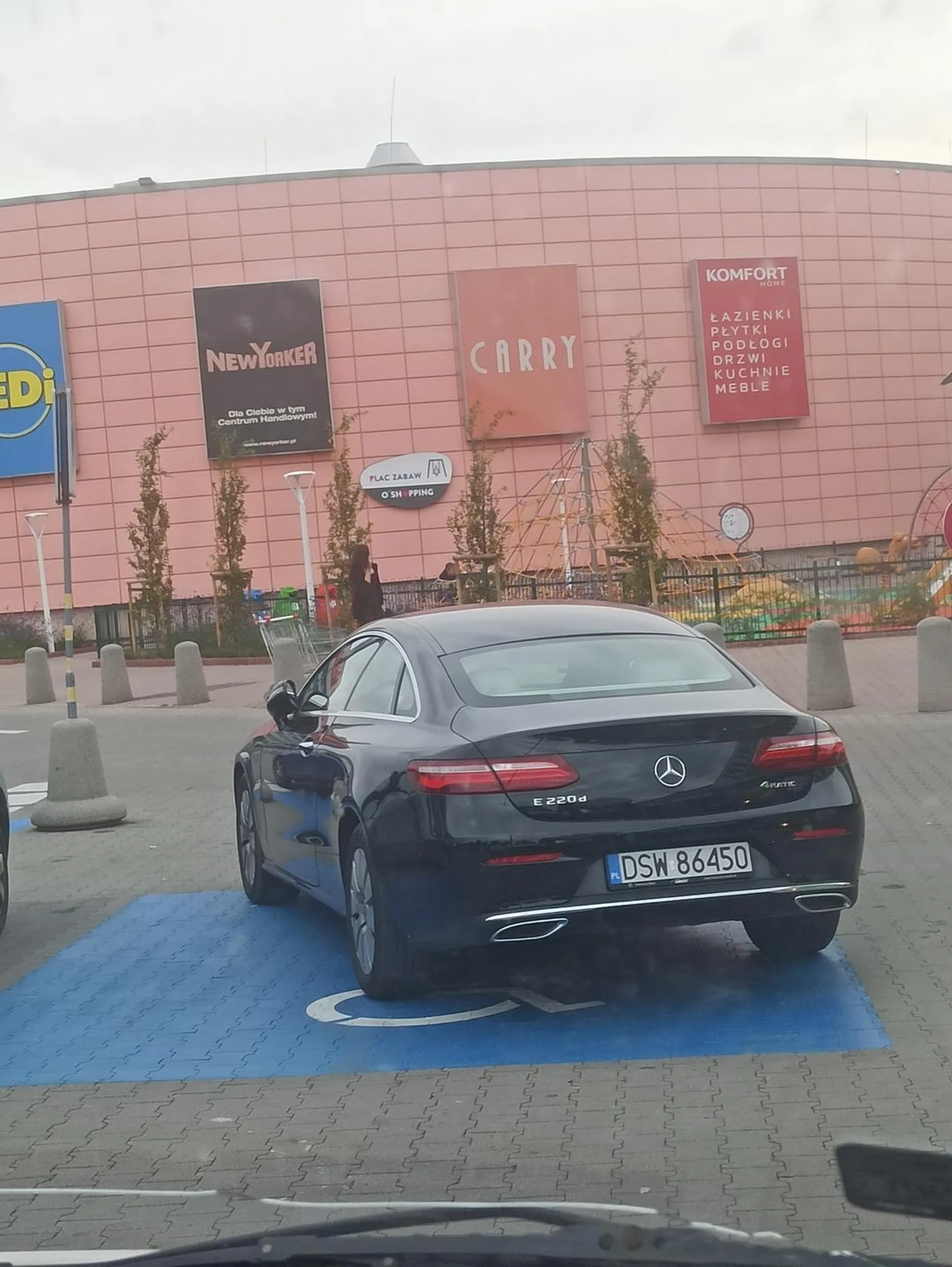 Kierowca w sile wieku staje na miejscu przeznaczonym dla niepełnosprawnych, do tego nie umiejętnie parkuje.