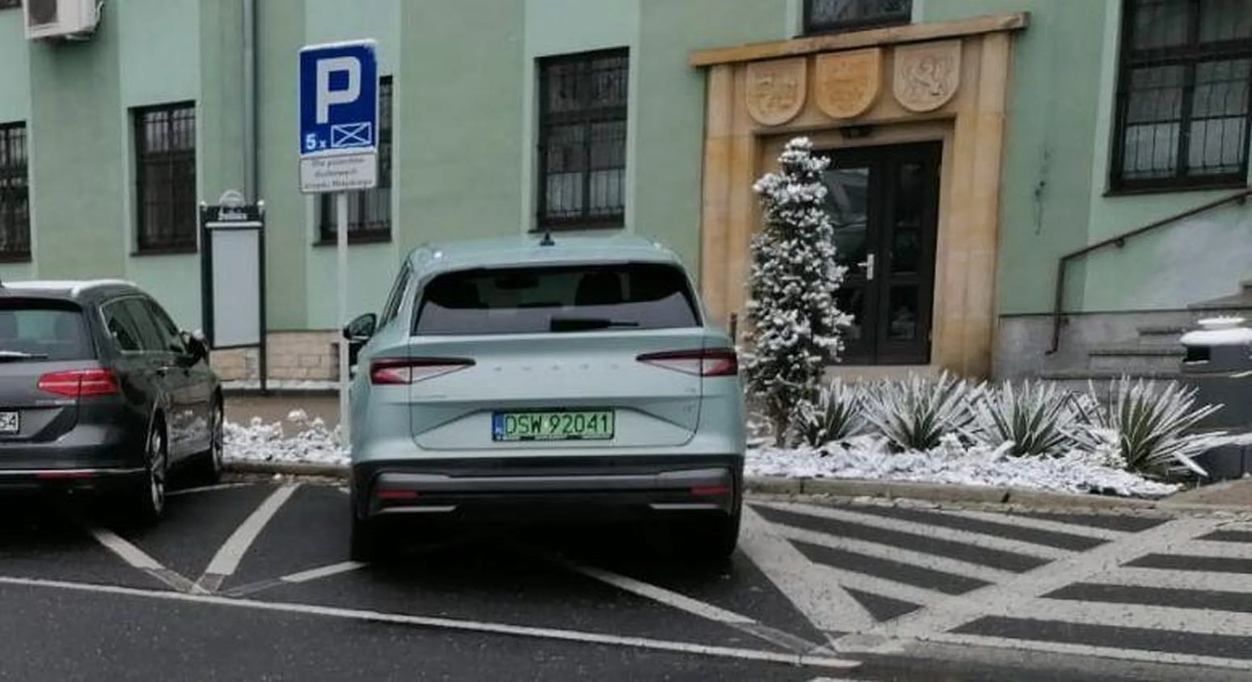Skoda EV kupiona przez Urząd Świdnicy do przewożenia seniorów i niepełnosprawnych na szczepienia Covid-19. Z oferty urzędu skorzystał nikt XD