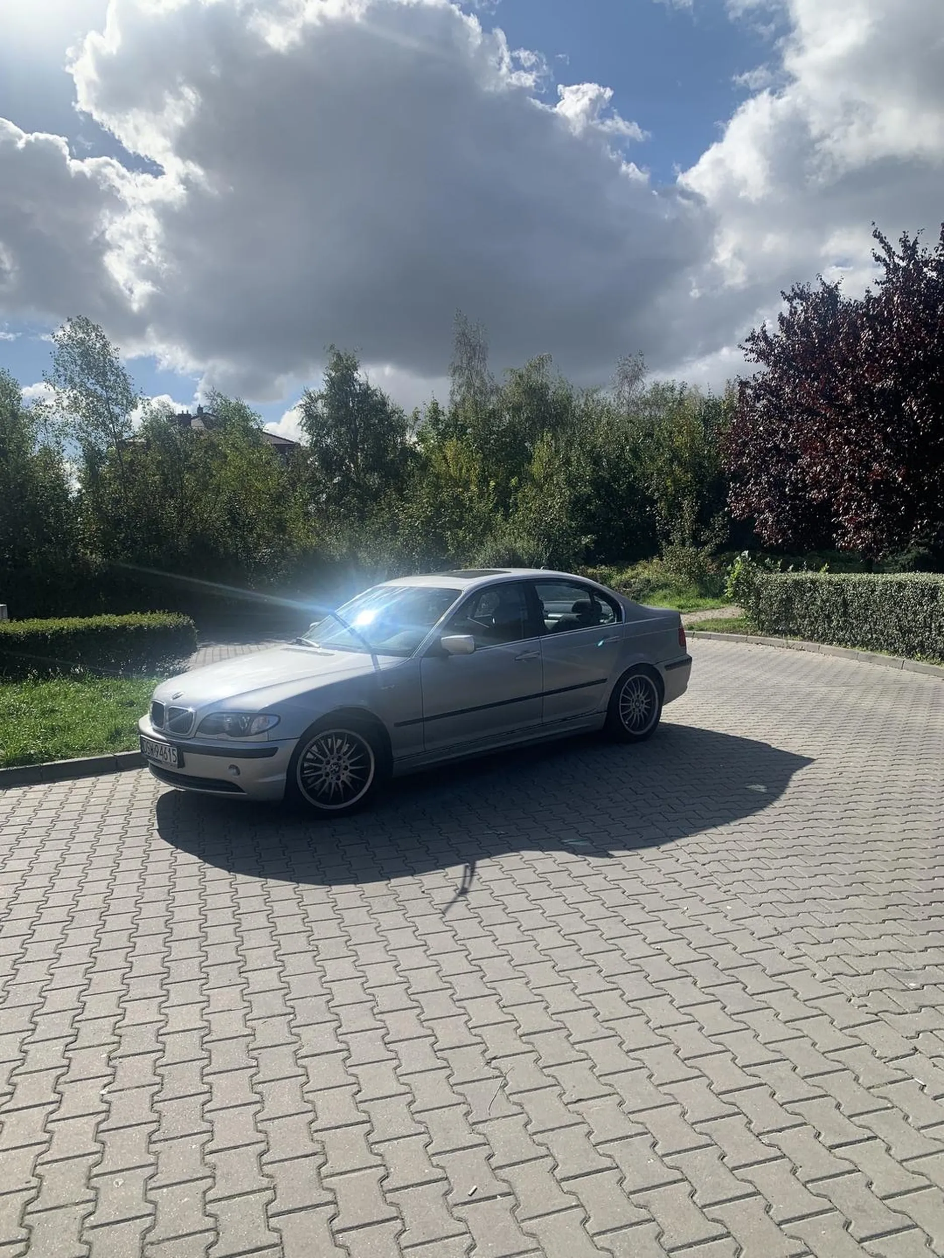 Pomysłowość kierowców z BMW zaskakuje :D jak widać ich zasady parkowania na osiedlu nie dotyczą