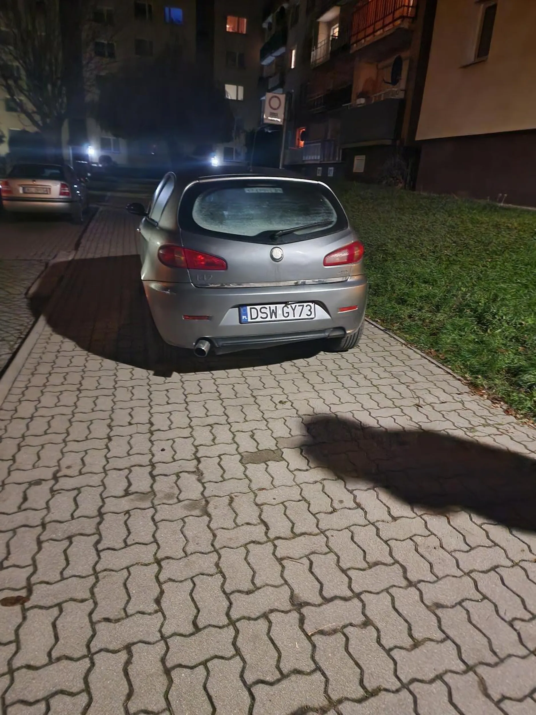 ZAGRADZA CHODNIK PO HAMSKU ! NA SPACER Z DZIECKIEM NIE MOŻNA SIE WYBRAĆ DZIECKO PŁACZE ZE WUZEK NIE JEST W RUCHU JEDNKSTAJNYM KRZYWOLINIOWYM BO PO PRZYKIRZENIU W TYLNY ZDERZAK PPOJAZSU ZADZIALA SILA PRZECIWSTAWNA I DZIECKO Z WUZKA WYPADŁO TERAZ PŁACZ I LAMENT A SĄSIEDZI SIE ZKARŻĄ SIE!!!!!