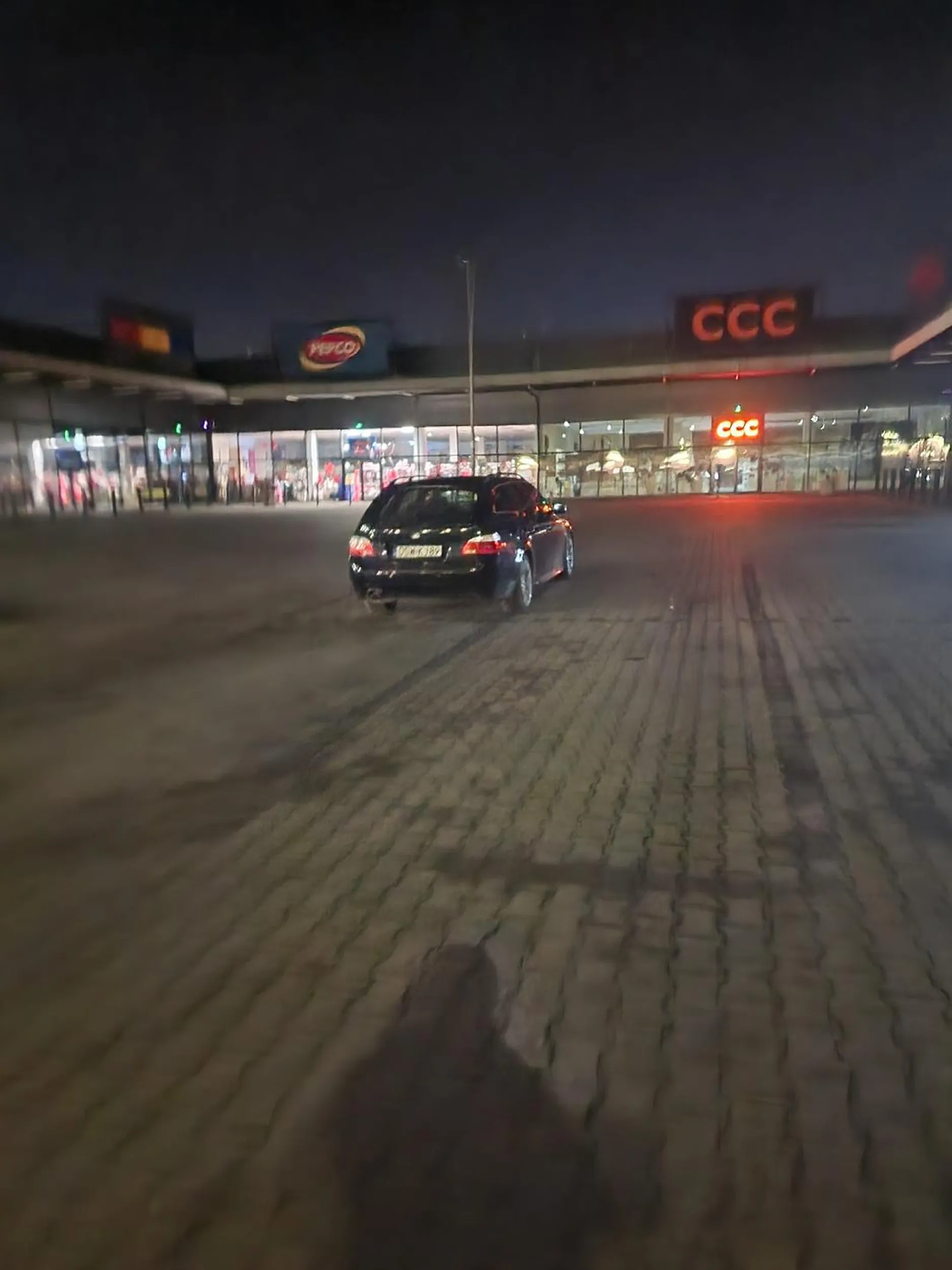 Nie przestrzega zasad parkowania zabiere miejsce nje da sie zaparkowac co widac na zdjeciu