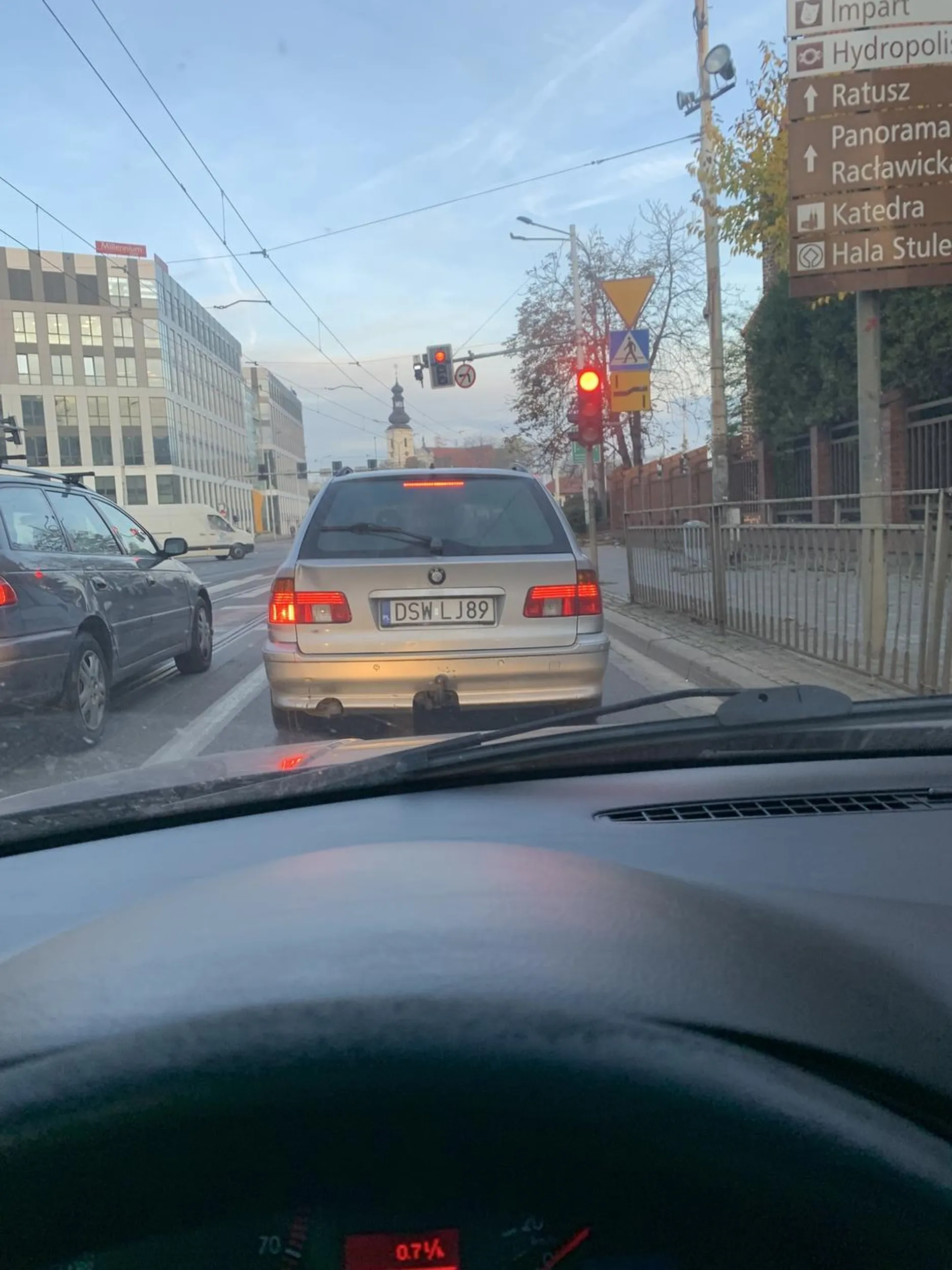 Wiesniak pierwszy raz w dużym mieście (Wrocław), nie wie co to jazda na suwak przy korku, chciał doprowadzić do kolizji. Przy okazji prowadzi z telefonem w ręce, jazda bez kierunkowskazów. Radzę zostaw w swojej wiosce z jedna główną drogą lub jazdę rowerem.