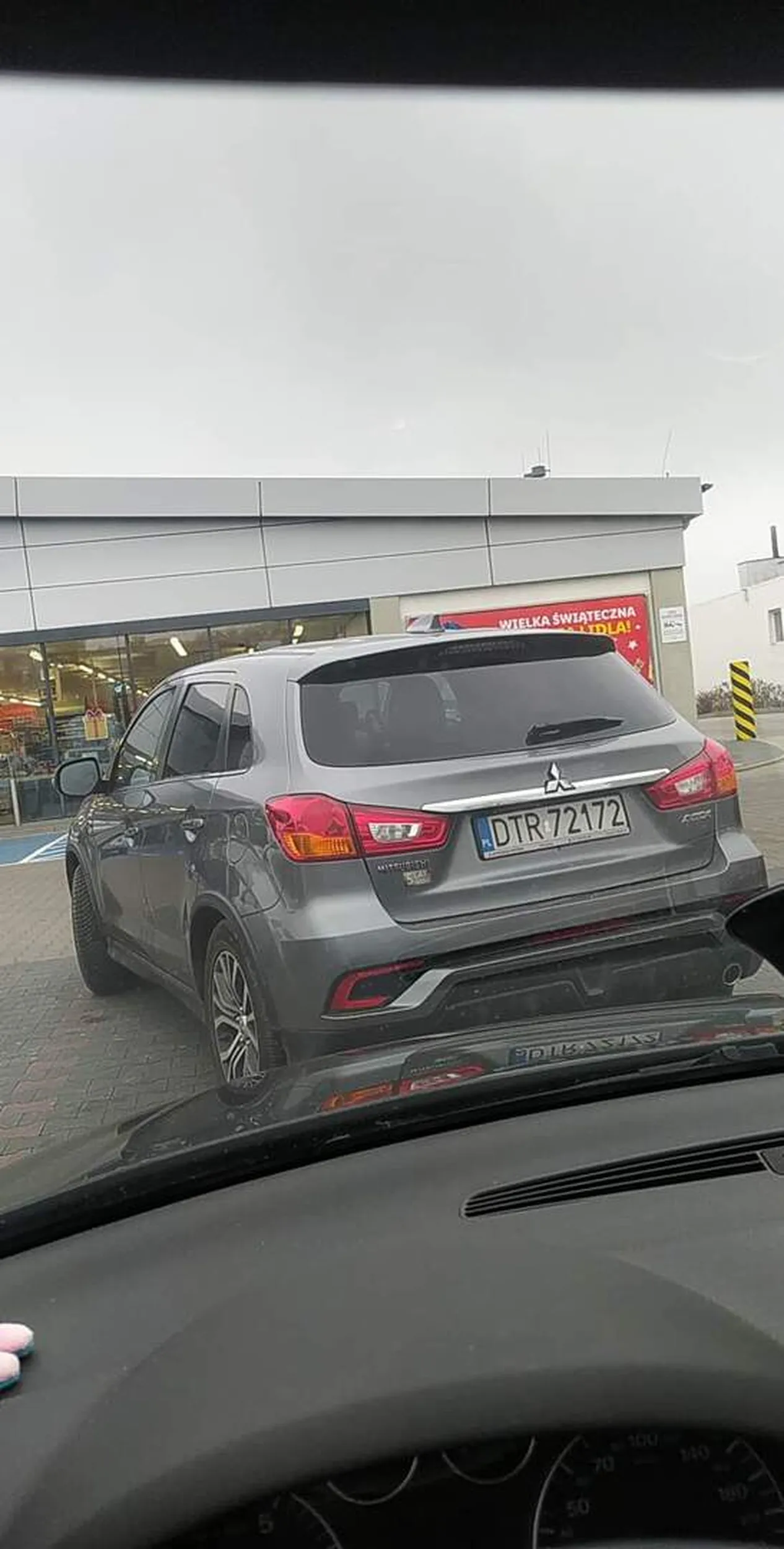 mistrz parkowania pod Lidlem w Trzebnicy