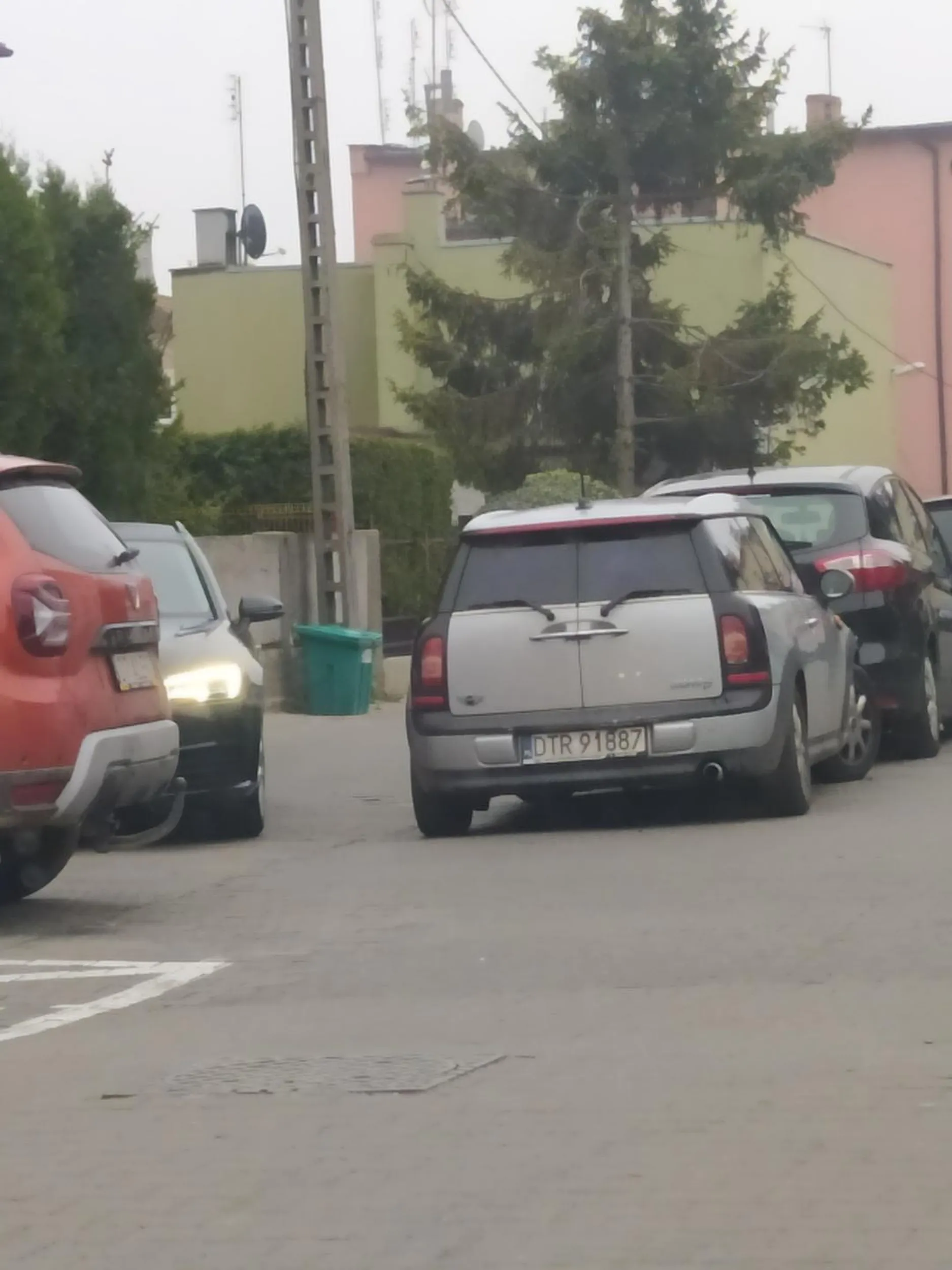 Dwie babeczki przyjechały, tak zaparkowały mini cooperem, że audiczka nie miała jak wyjechać ?