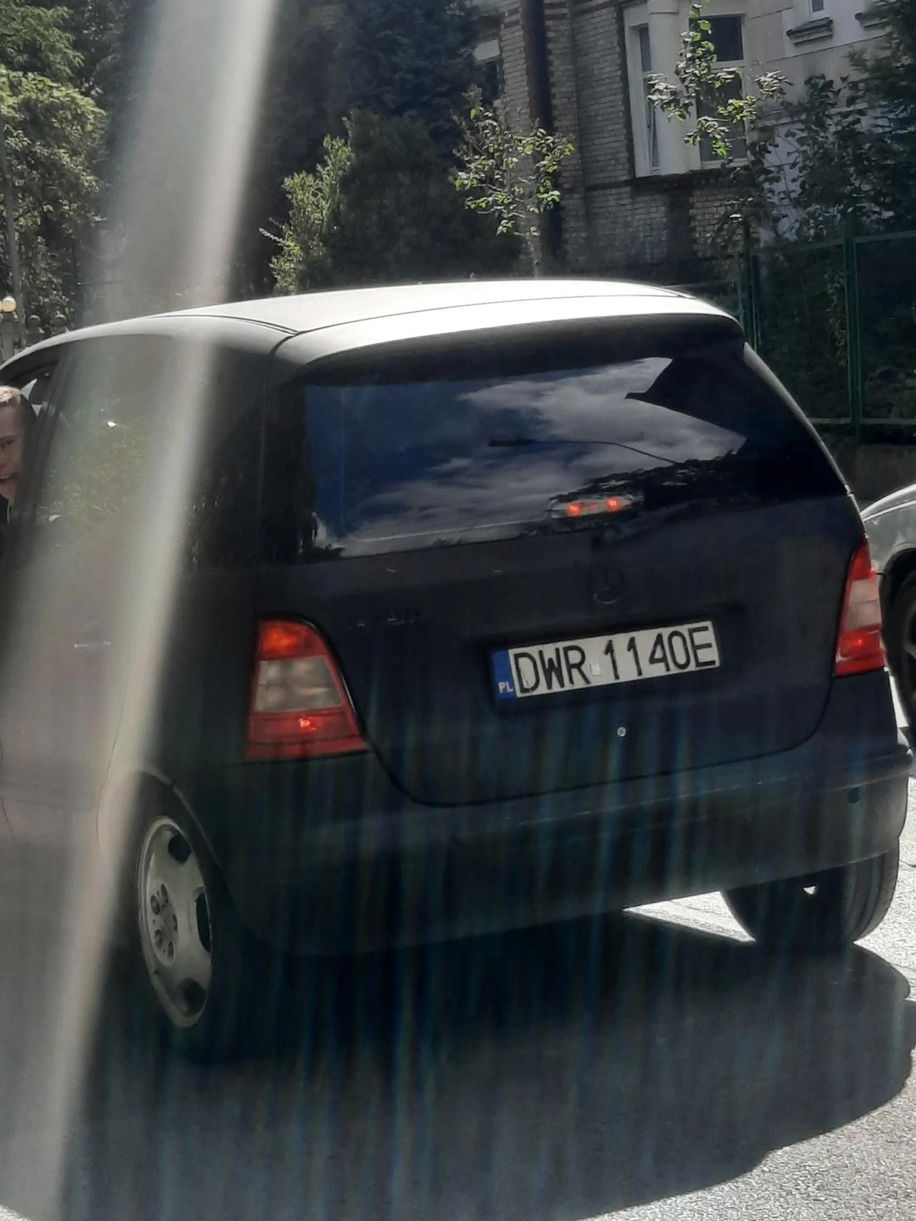 Nieprzepisowa jazda w terenie zabudowanym, przyspiesza przed pieszymi na przejściu. Kultura na wysokim poziomie - nazywając kobietę mogąca być jego matka dziw*a