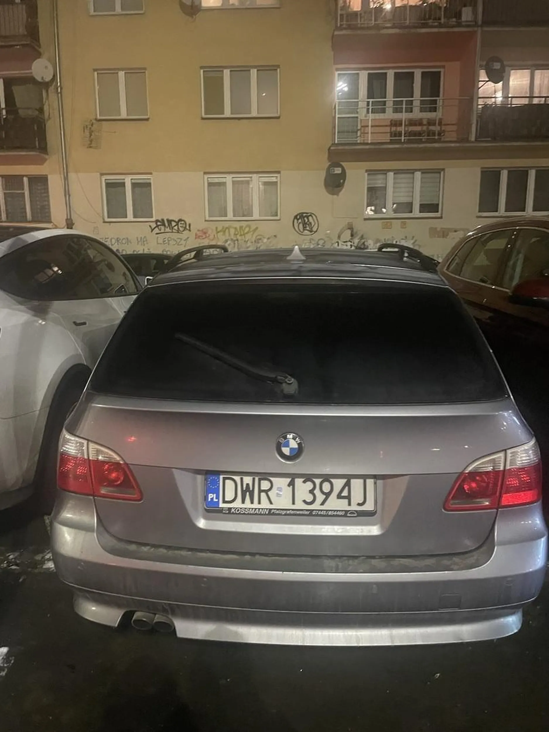 Kierowca zaparkował pojazd na miejscu parkingowym zarezerwowanym dla samochodów elektrycznych.