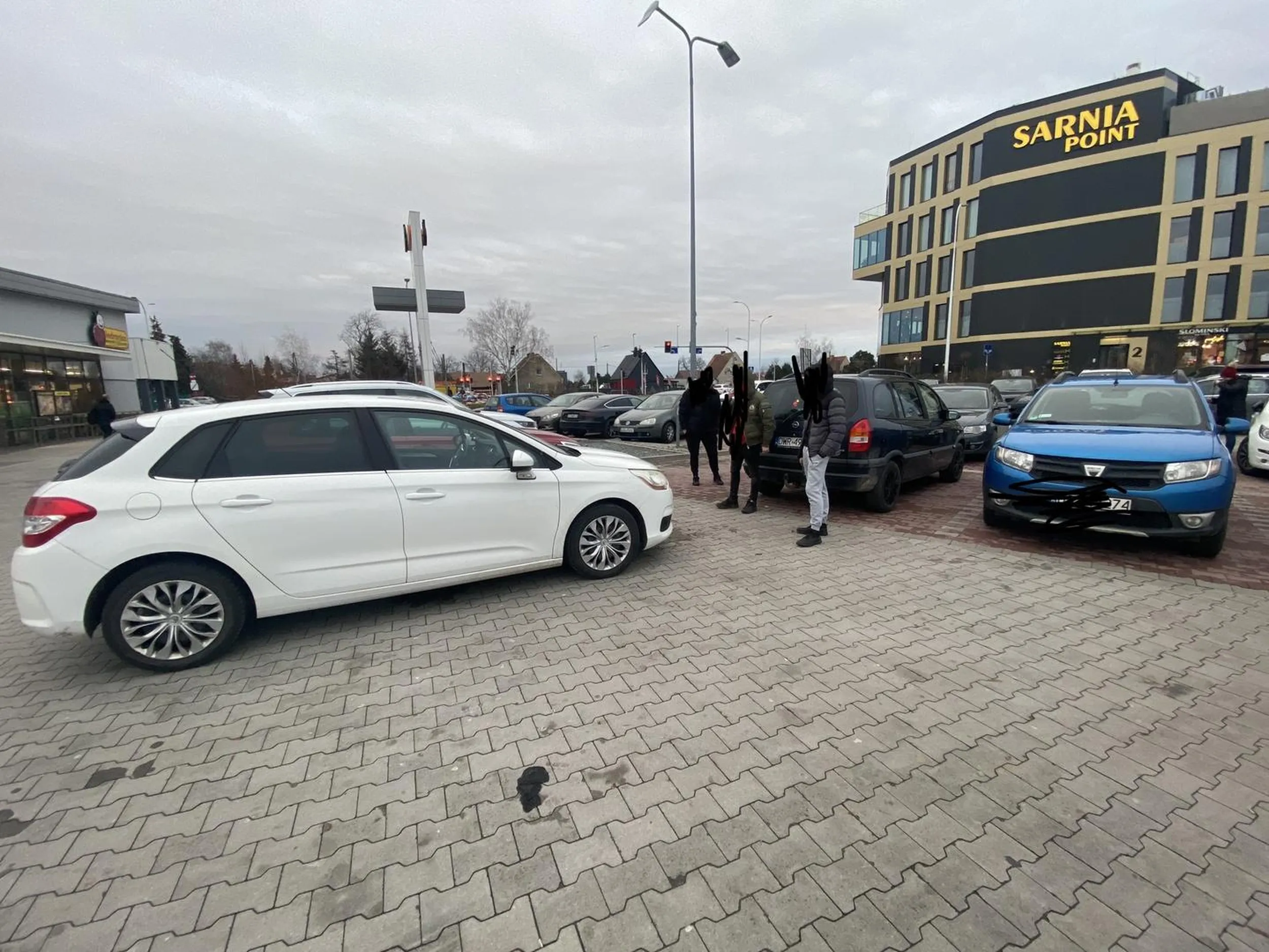 Prosze nauczyć sie parkować lub napisać kartkę na szybie z numerem telefonu. Pozdrawiam cham z Wrocławia