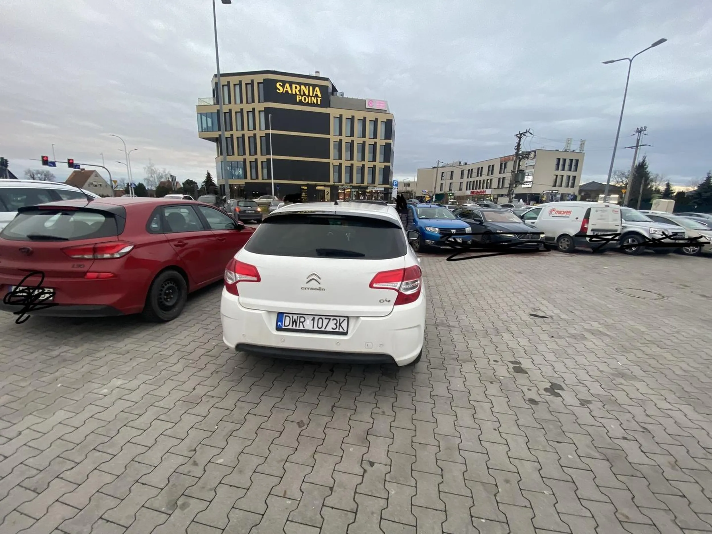 Prosze nauczyć sie parkować lub napisać kartkę na szybie z numerem telefonu. Pozdrawiam cham z Wrocławia