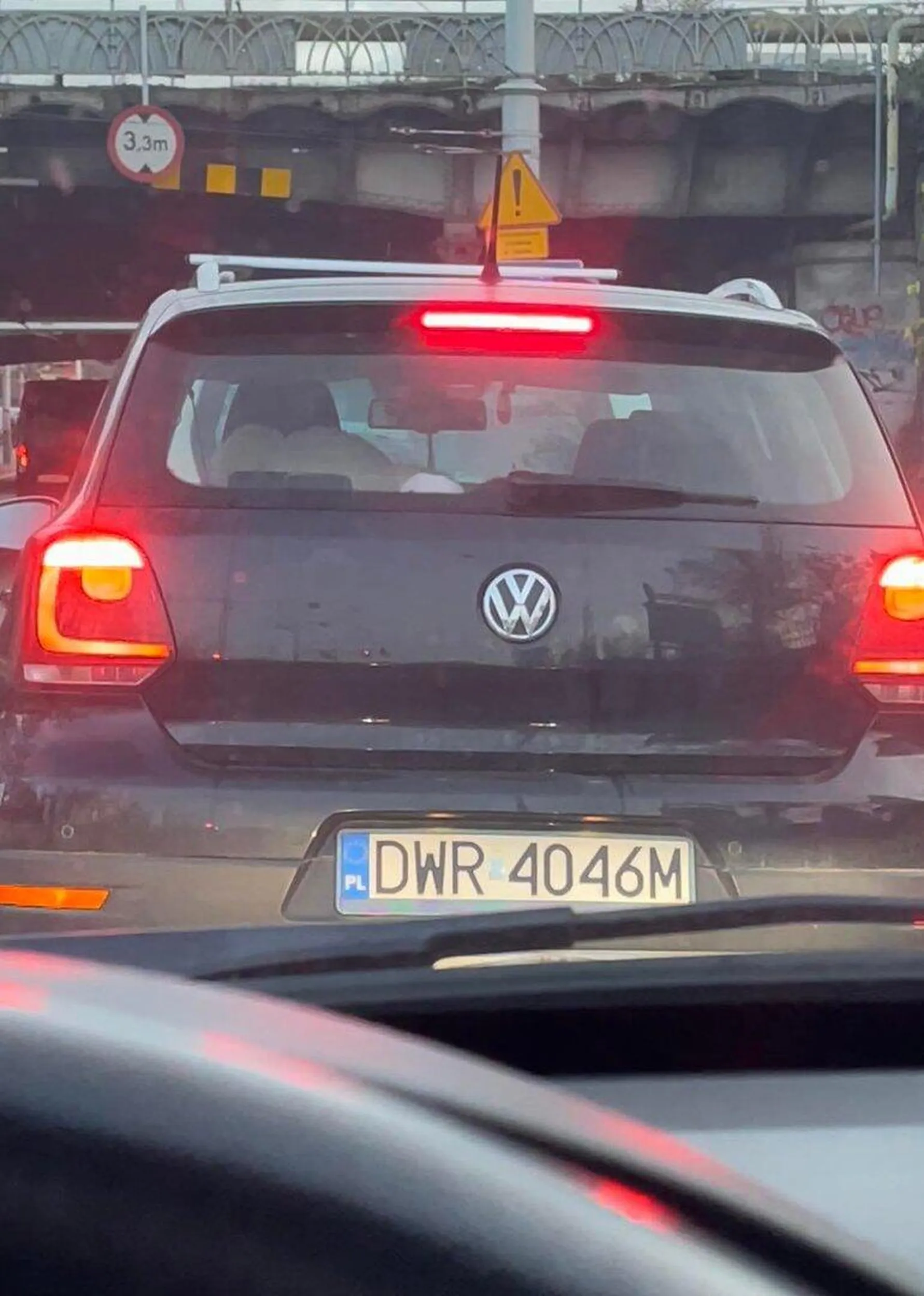 Zasada "jazdy na suwak" przekracza możliwości intelektualne kobiety kierującej tym pojazdem. Podczas aktu zaciągania się dymem z e-papierosa [!] celowo podjeżdża maksymalnie blisko samochodu stojącego przed nią, aby czasem nikogo nie wpuścić. Jazda na suwak jest obowiązkiem - tak samo jak szydzenie z tej baby.