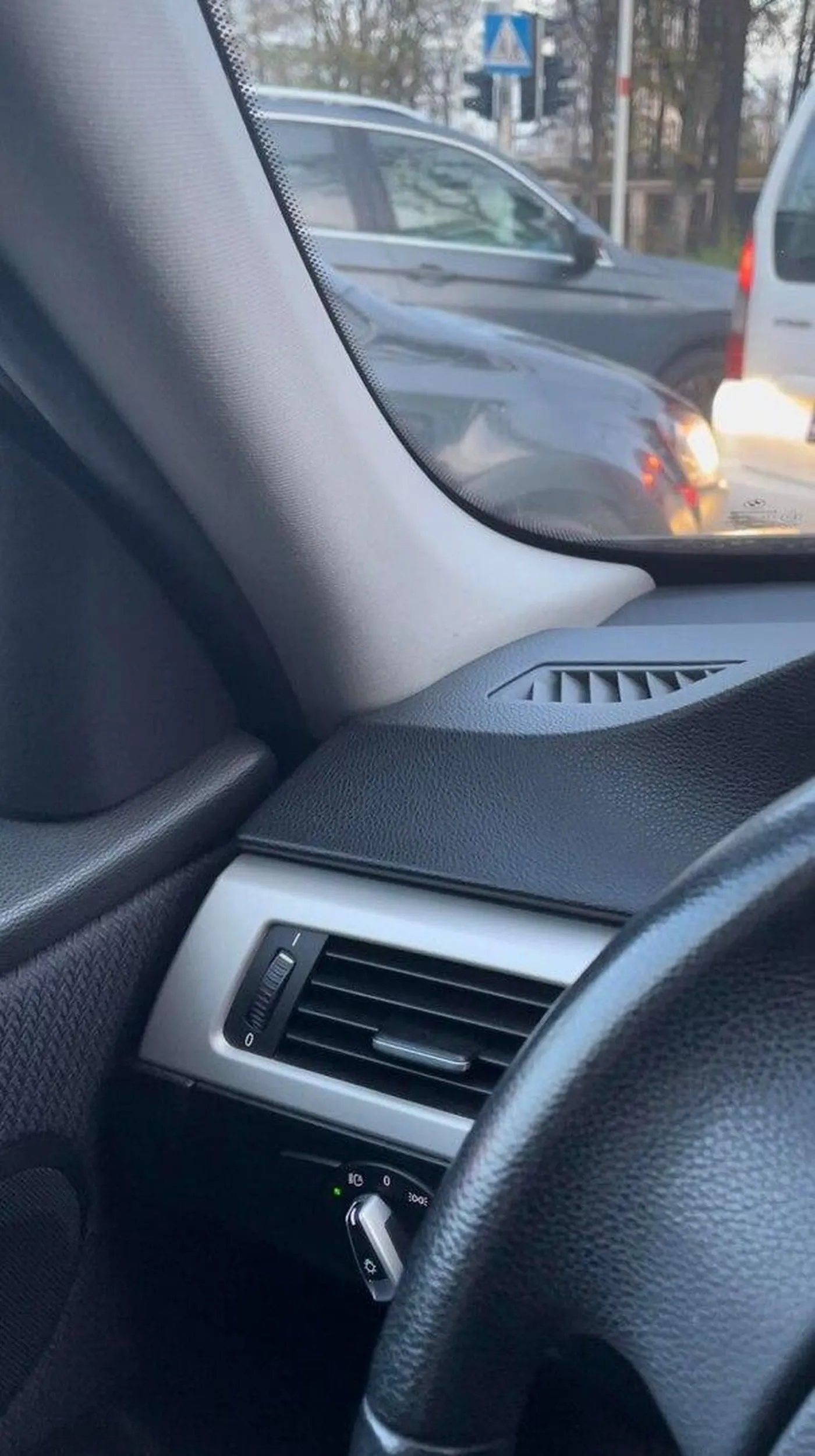 Zasada "jazdy na suwak" przekracza możliwości intelektualne kobiety kierującej tym pojazdem. Podczas aktu zaciągania się dymem z e-papierosa [!] celowo podjeżdża maksymalnie blisko samochodu stojącego przed nią, aby czasem nikogo nie wpuścić. Jazda na suwak jest obowiązkiem - tak samo jak szydzenie z tej baby.