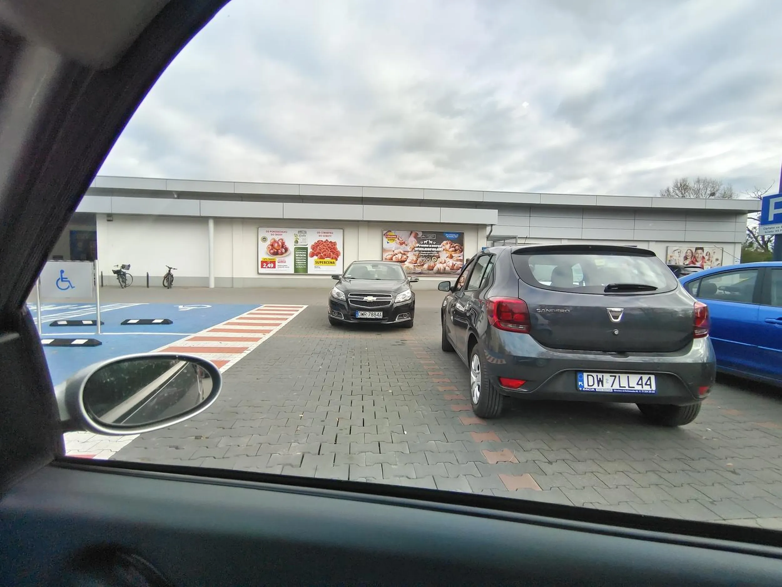 Stary dziad, który ogromnym łukiem zaparkował na dwóch miejscach. Jakby Titanica parkował, może w tym wieku warto dać sobie już spokój z prowadzeniem auta.