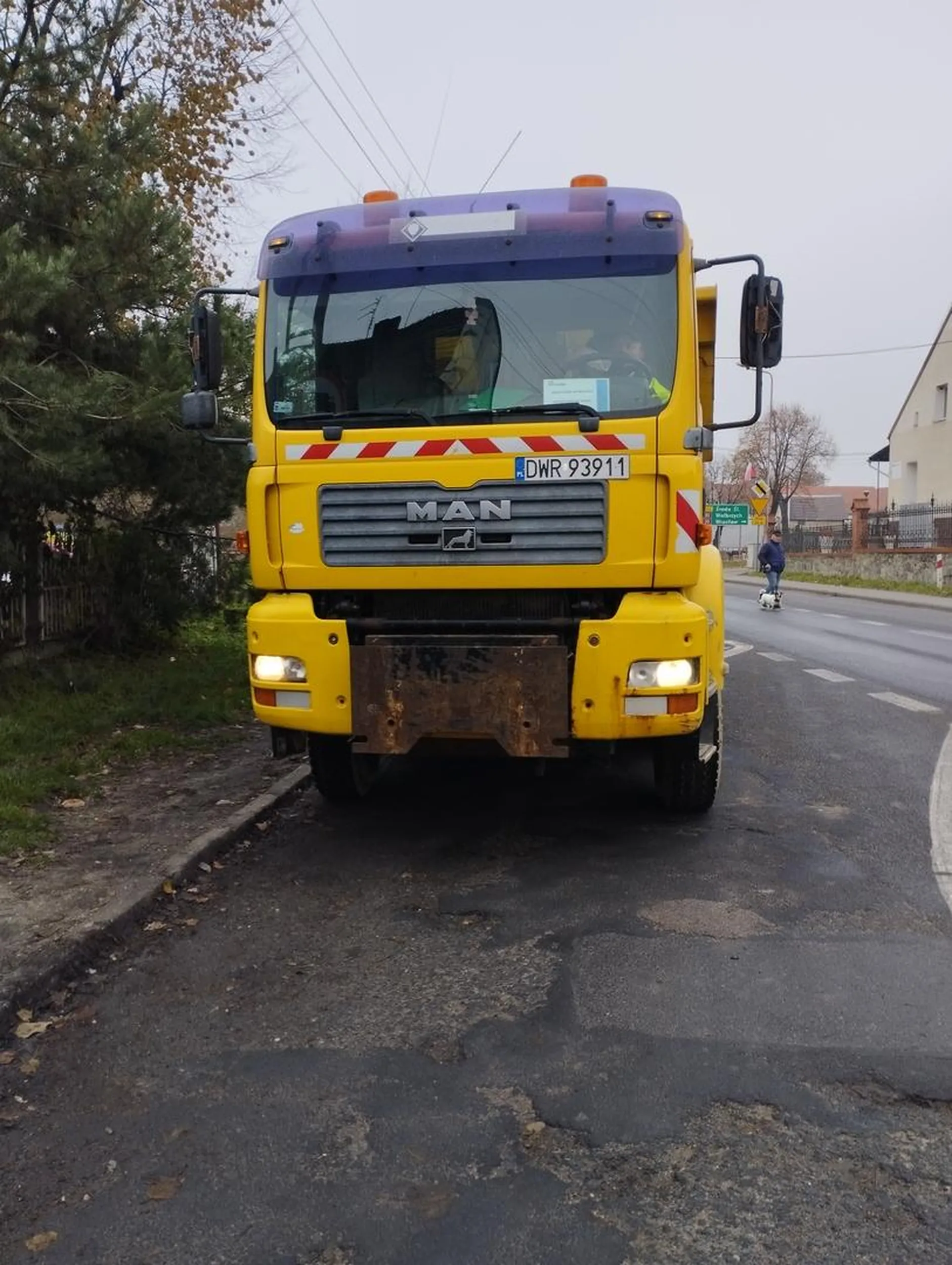 Ham i prostak w ciężarówce, blokuje wjazd samochodów na drodze bo trzeba zakupki zrobić,