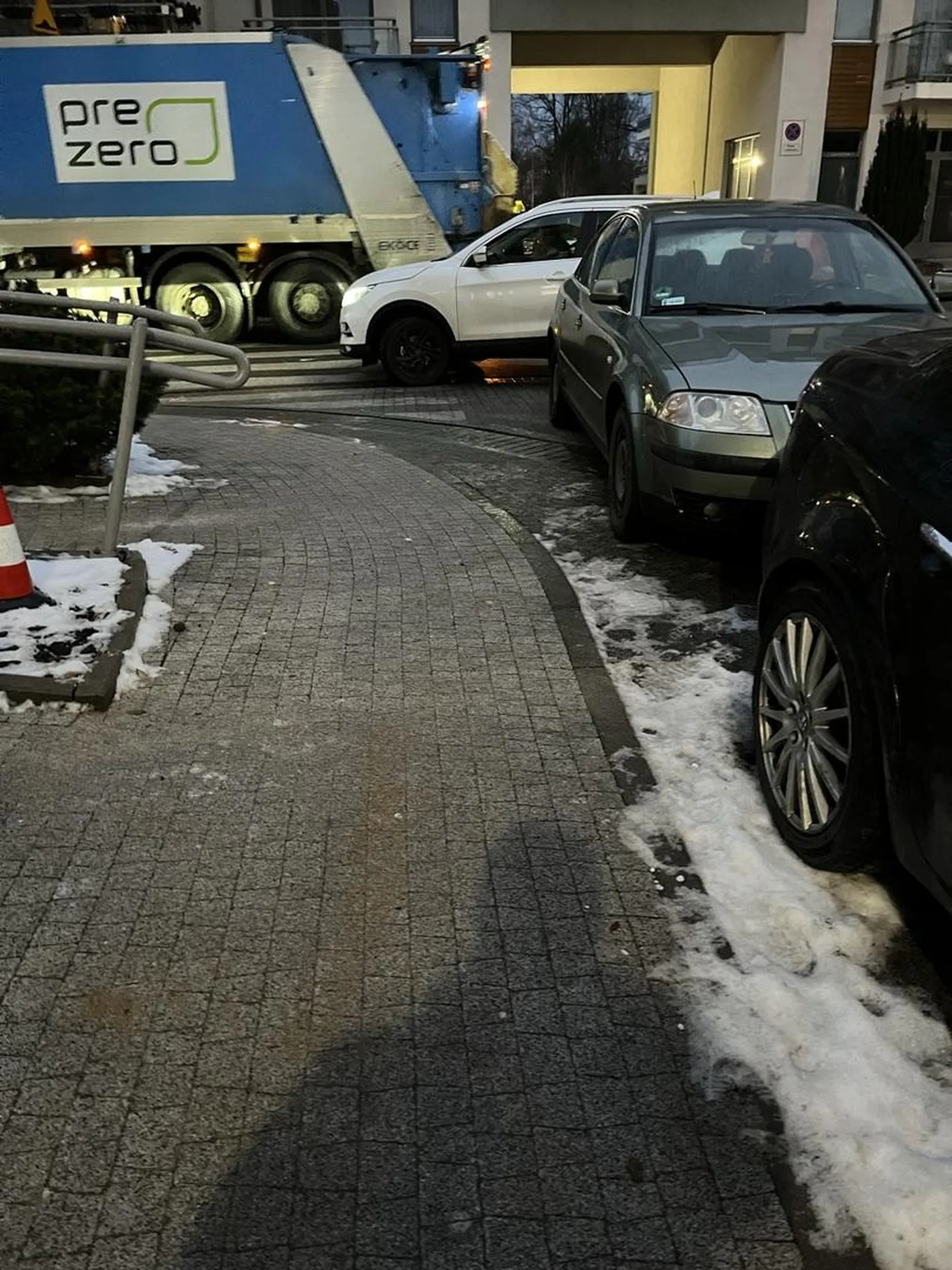 Kierowca parkuje na przejściu, a pachołek który miał blokować takich jak on - wyrzuca do krzaków.