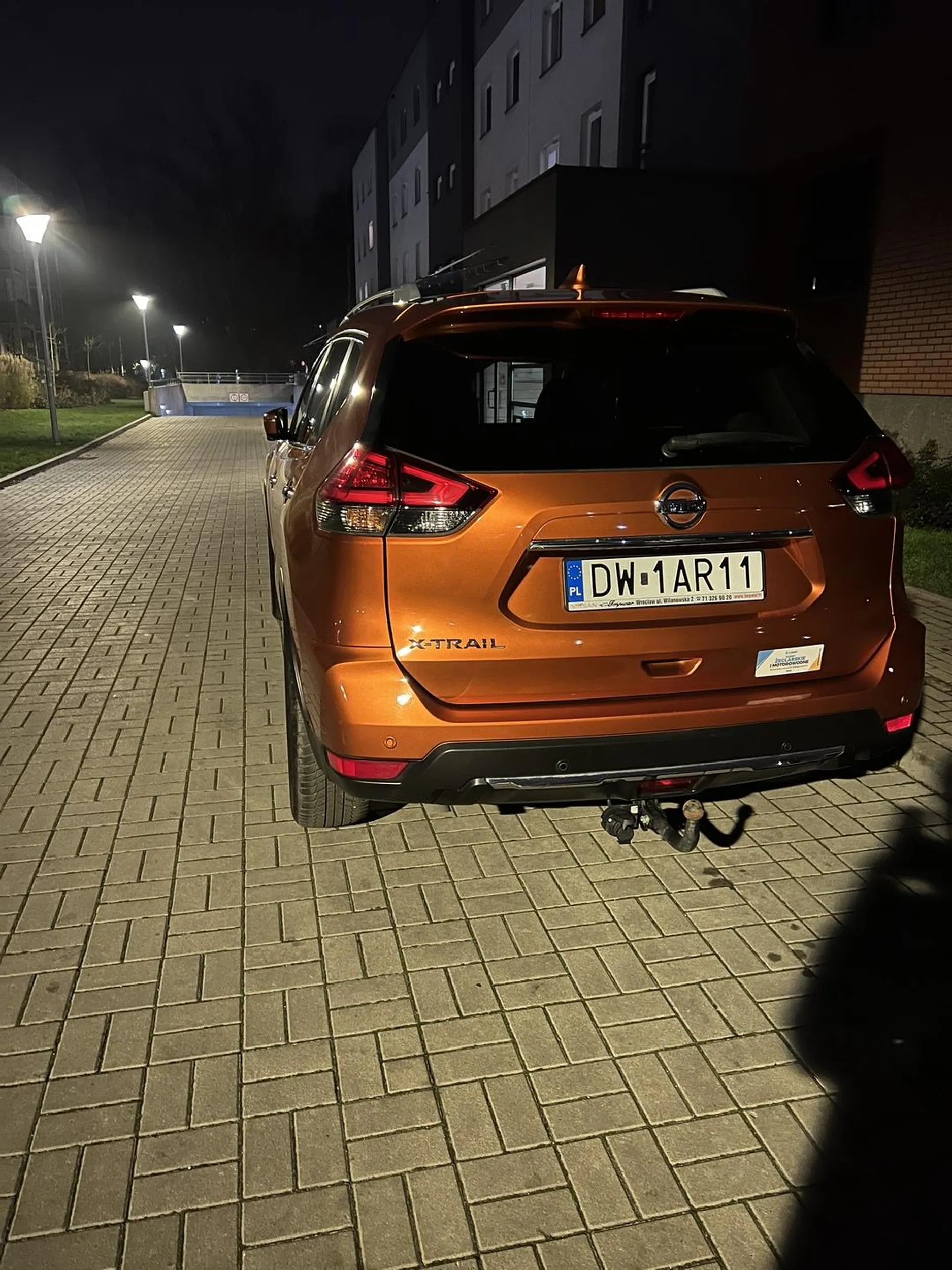 Parkowanie pod samą klatką - jakby drzwi były większe to i by do klatki wjechał byle bliżej...