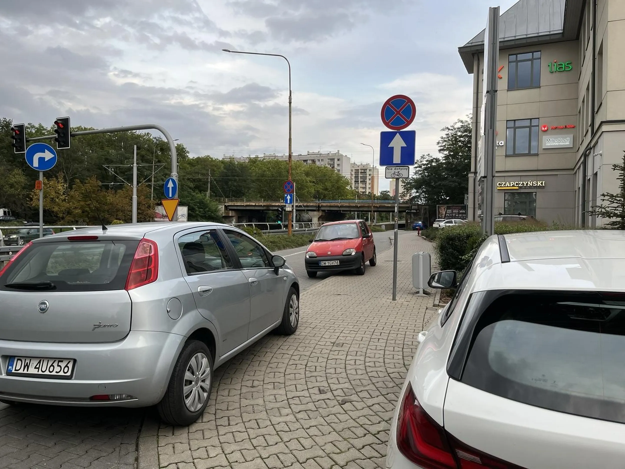 Auto pizzerii Bube - kierunek jazdy i zakaz parkowania nie dotyczą. To auto nie jest zaparkowane tak podczas dostawy - czeka tak całą noc/dzień aż będzie potrzebne.