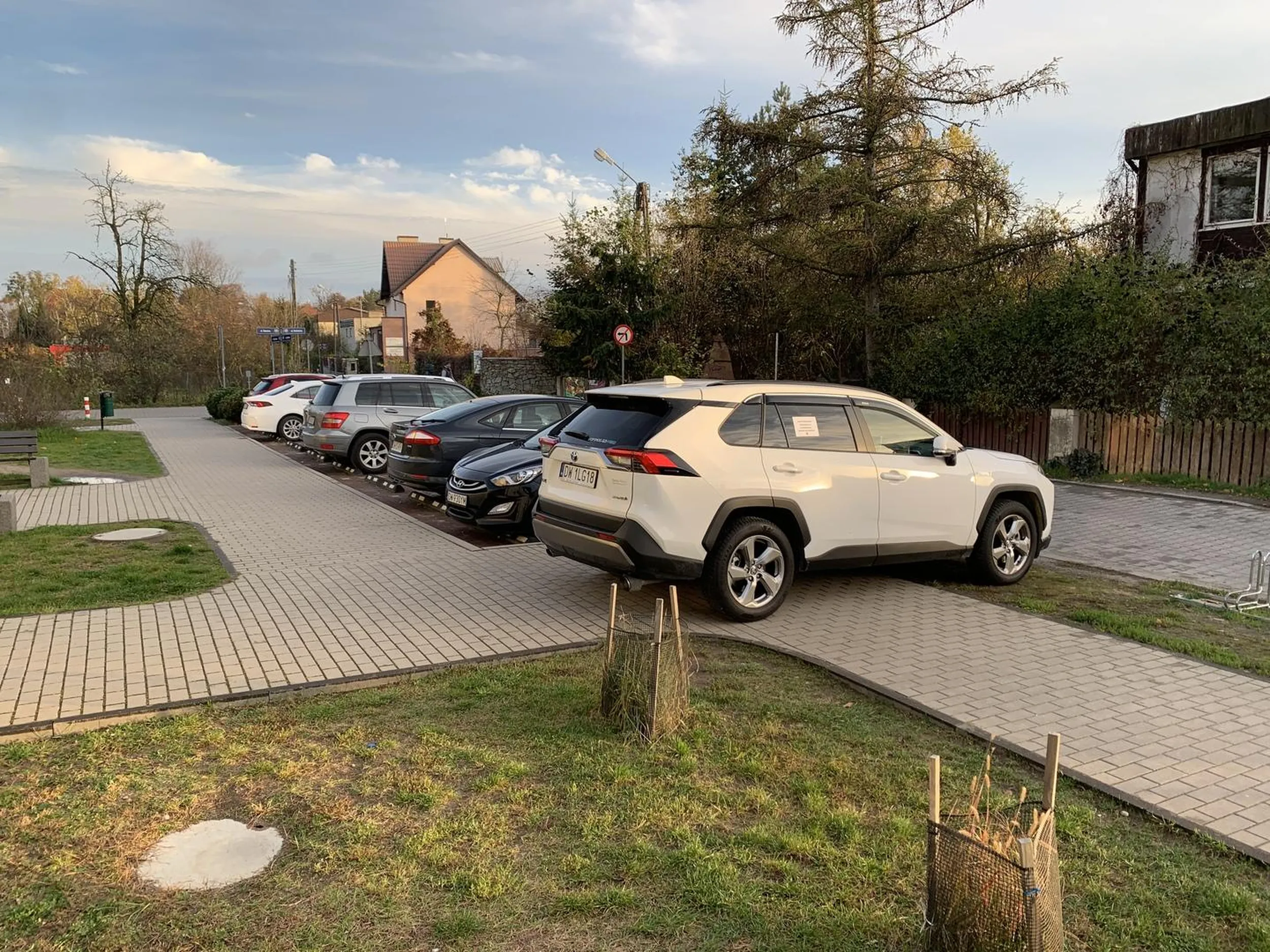 Parking pod szkołą. Parking 50 metrów dalej