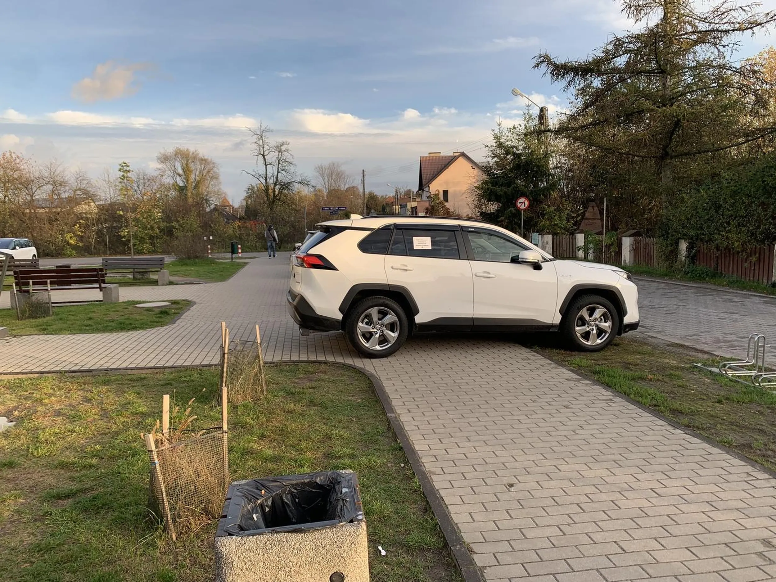 Parking pod szkołą. Parking 50 metrów dalej