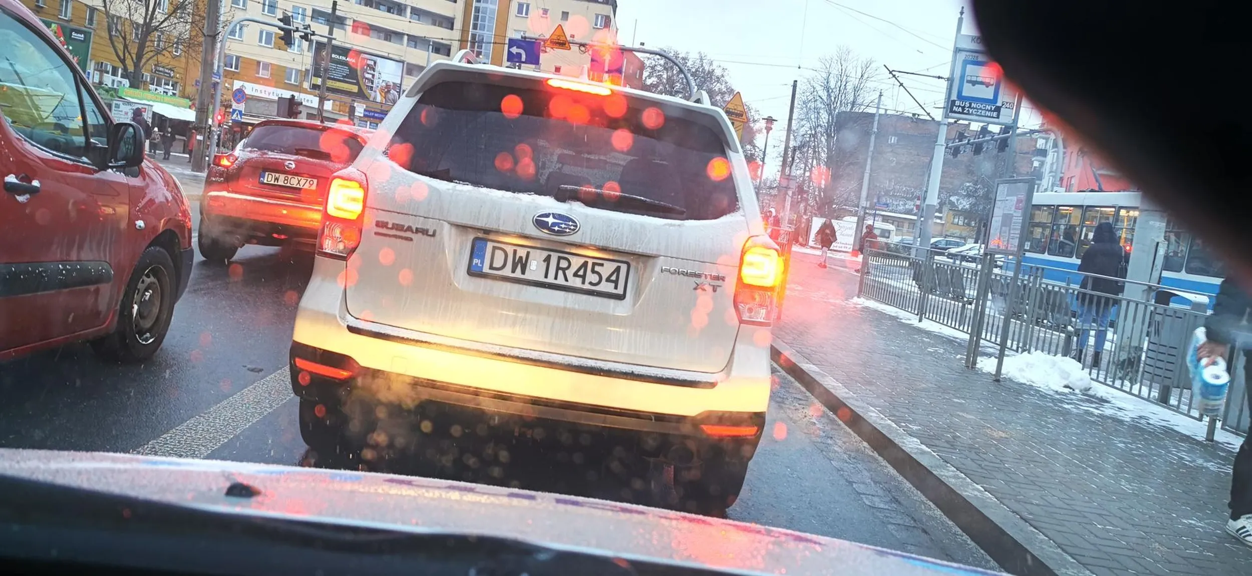 Jeździ niebezpiecznie. Zaczepia lusterkiem o pojazdy