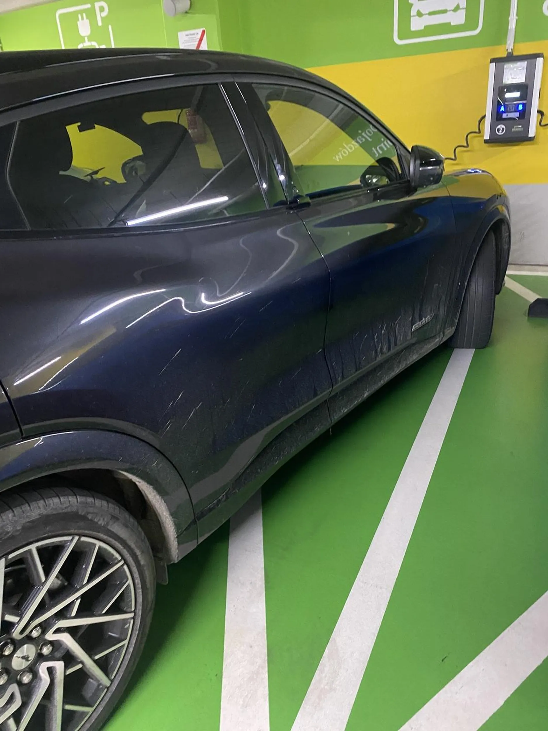 Zjeb który nie umie parkować, proszę wrócić się na kursy. Gratulacje