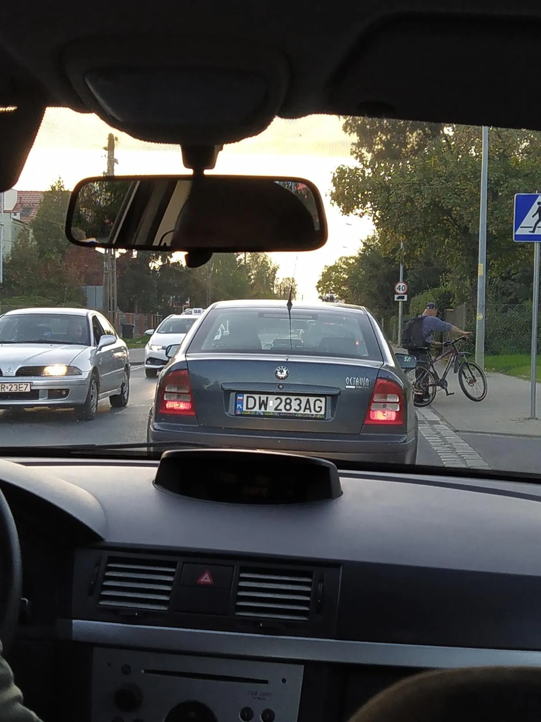 Uwaga ja niebezpiecznego kierowcę. Wymusza i zajeżdża drogę.