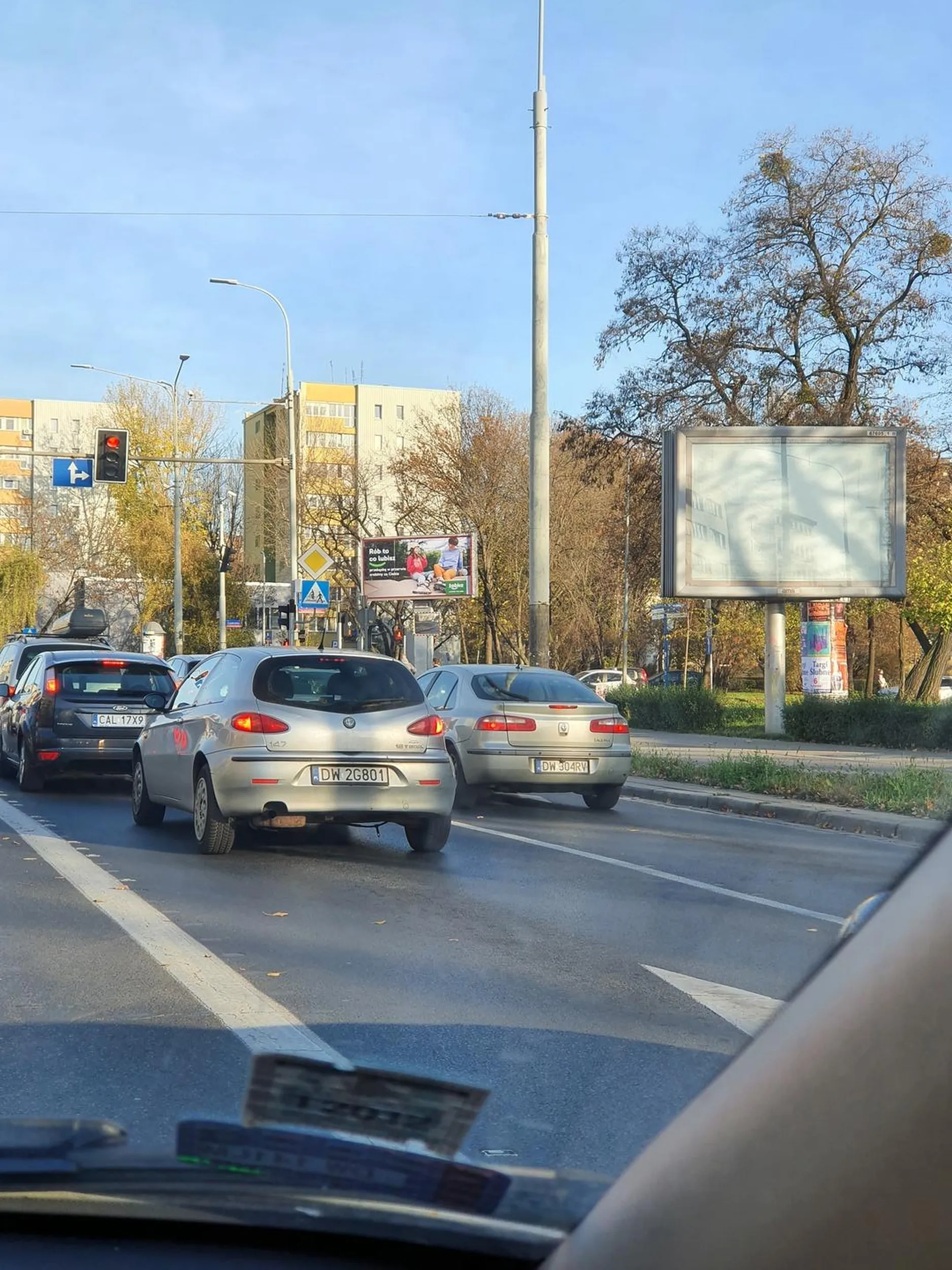 Piratuje na ulicy Grabiszyńskiej jak na autostradzie. Siedzi na błotnikach. Przecisnął się prawym pasem na lewy , żeby się wcisnąć na siłę i. Wymusił przez to nagłe hamowanie ,bo nie było przestrzeni między autami.. Wszystko to przed światłami, które były czerwone