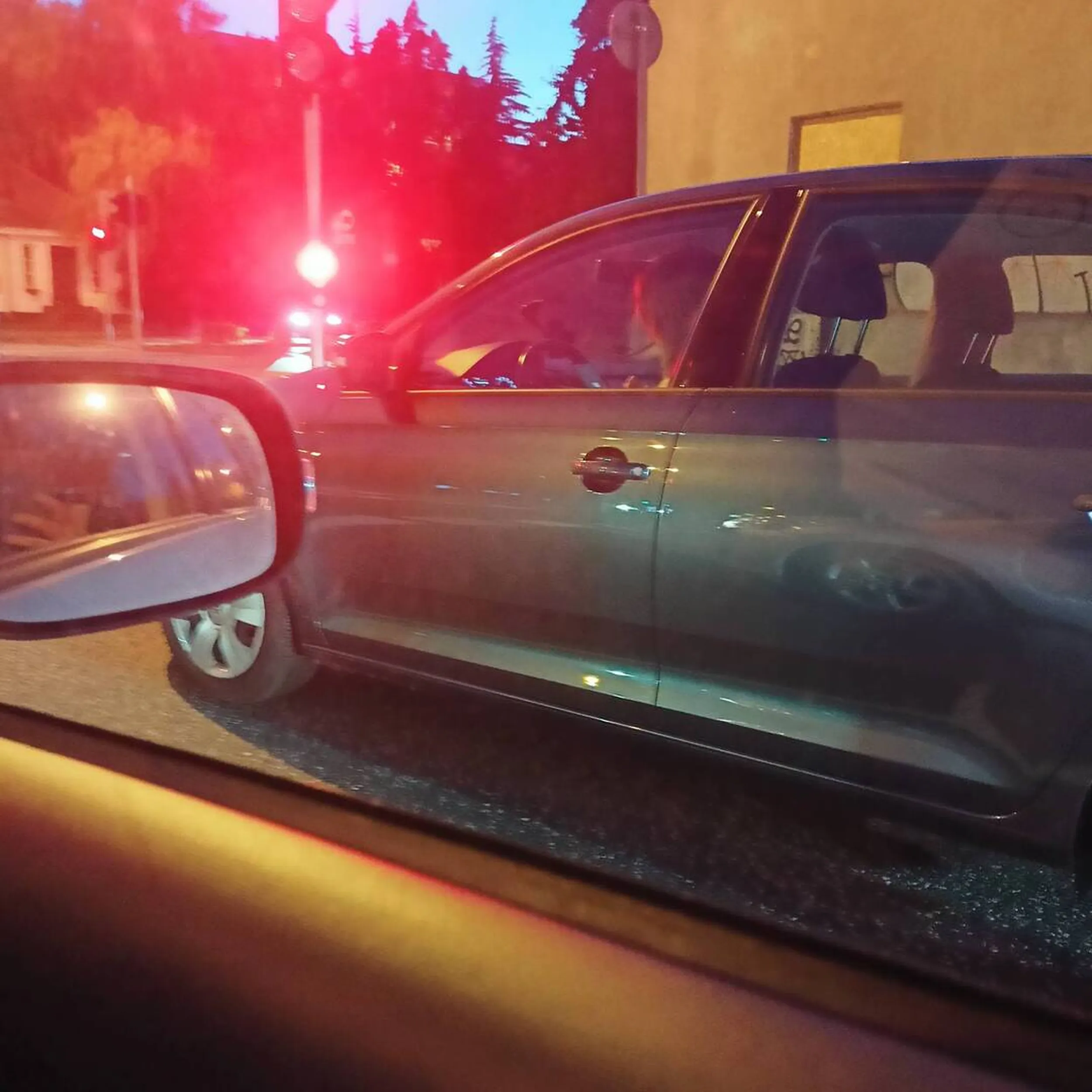 Jeździ po Warszawie z telefonem w rękach.. pier&*∋ęta!