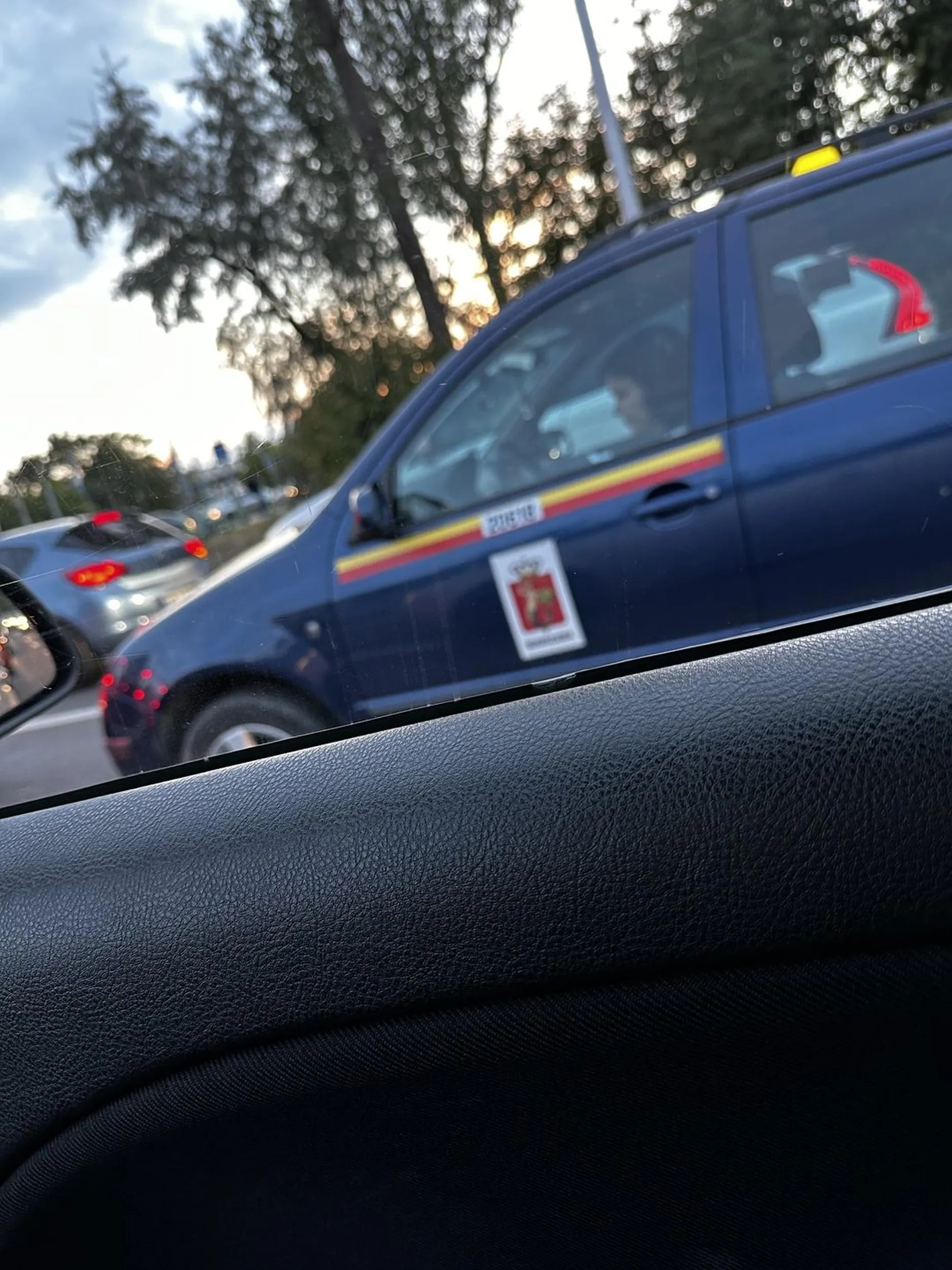 Pani za kierownicza jeździ świetnie nie patrzy na drogę wpierdala się przed każdy pojazd oczywiście nawet bez kierunku ale za to jest na bieżąco w mediach społecznościowych bo telefon ma ciagle przy nosie