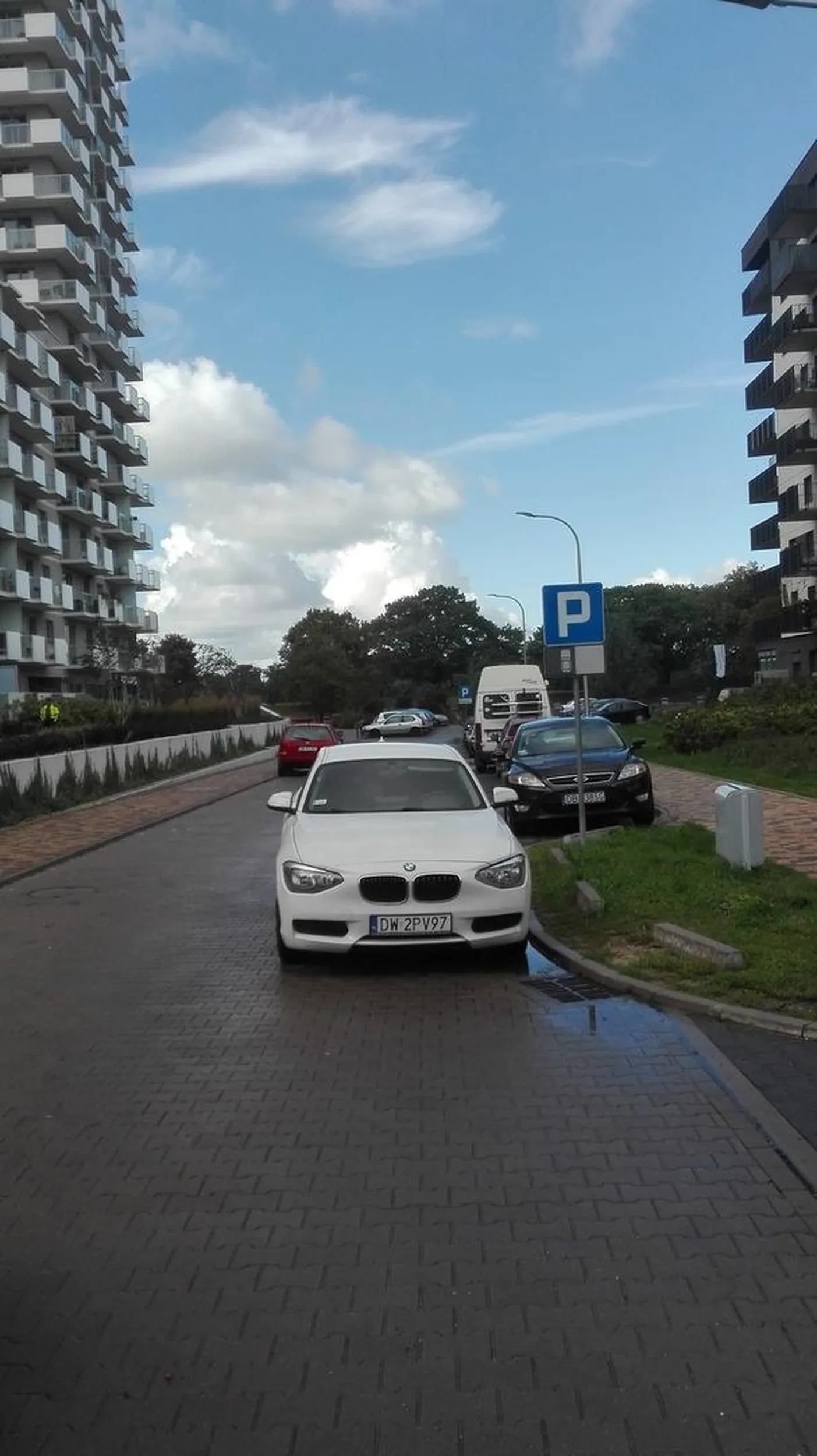 Jeszcze raz tak zaparkuj to pożegnasz się z oponami :)