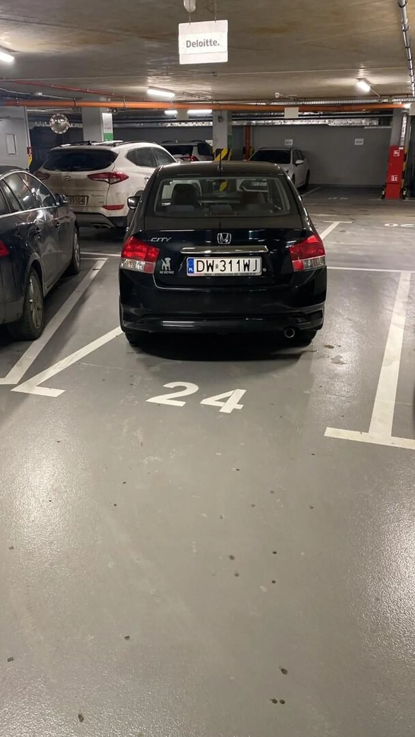 Zastawia firmowe miejsca na parkingu. Sposob parkowania wskazuje, ze znalazla prawo jazdy w chipsach...