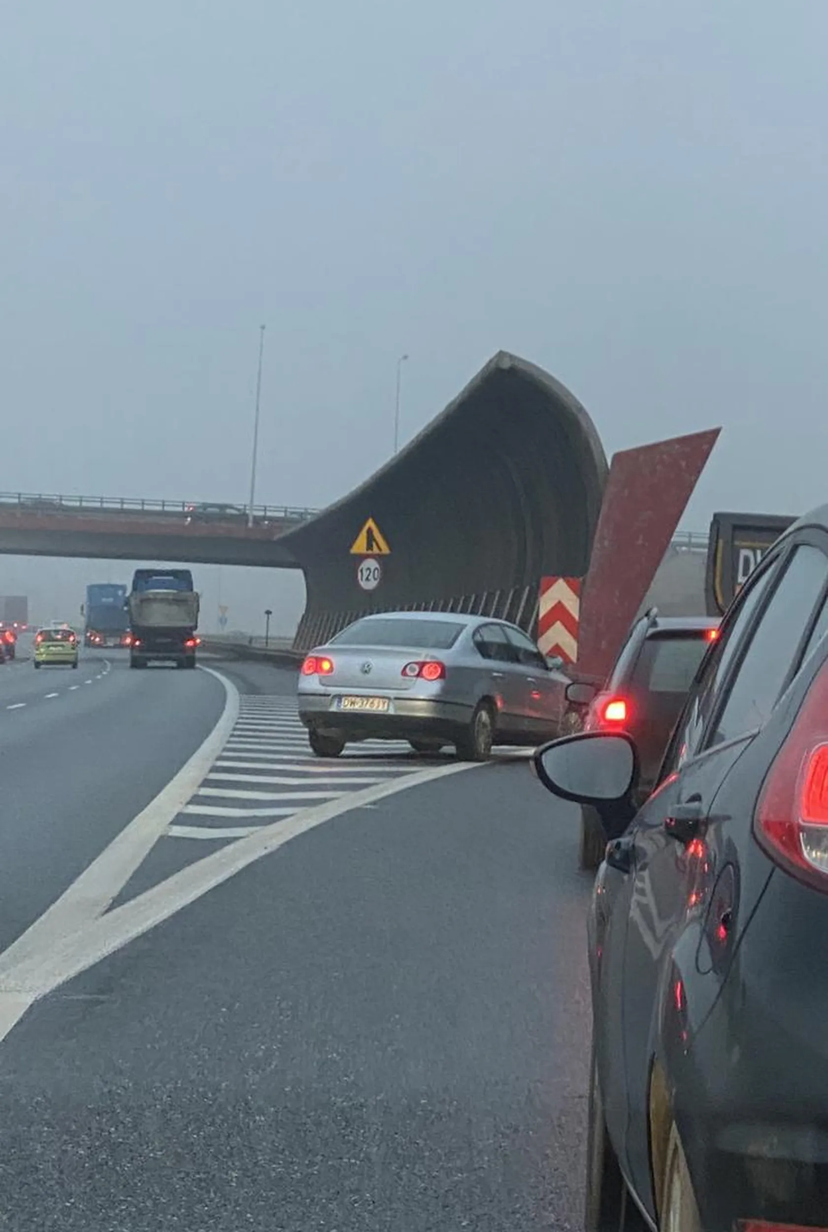 Stulejarz który za nic ma sobie przepisy i wpier…la sie na Jana przy zjeździe z A8 na lotnisko/muchobór.