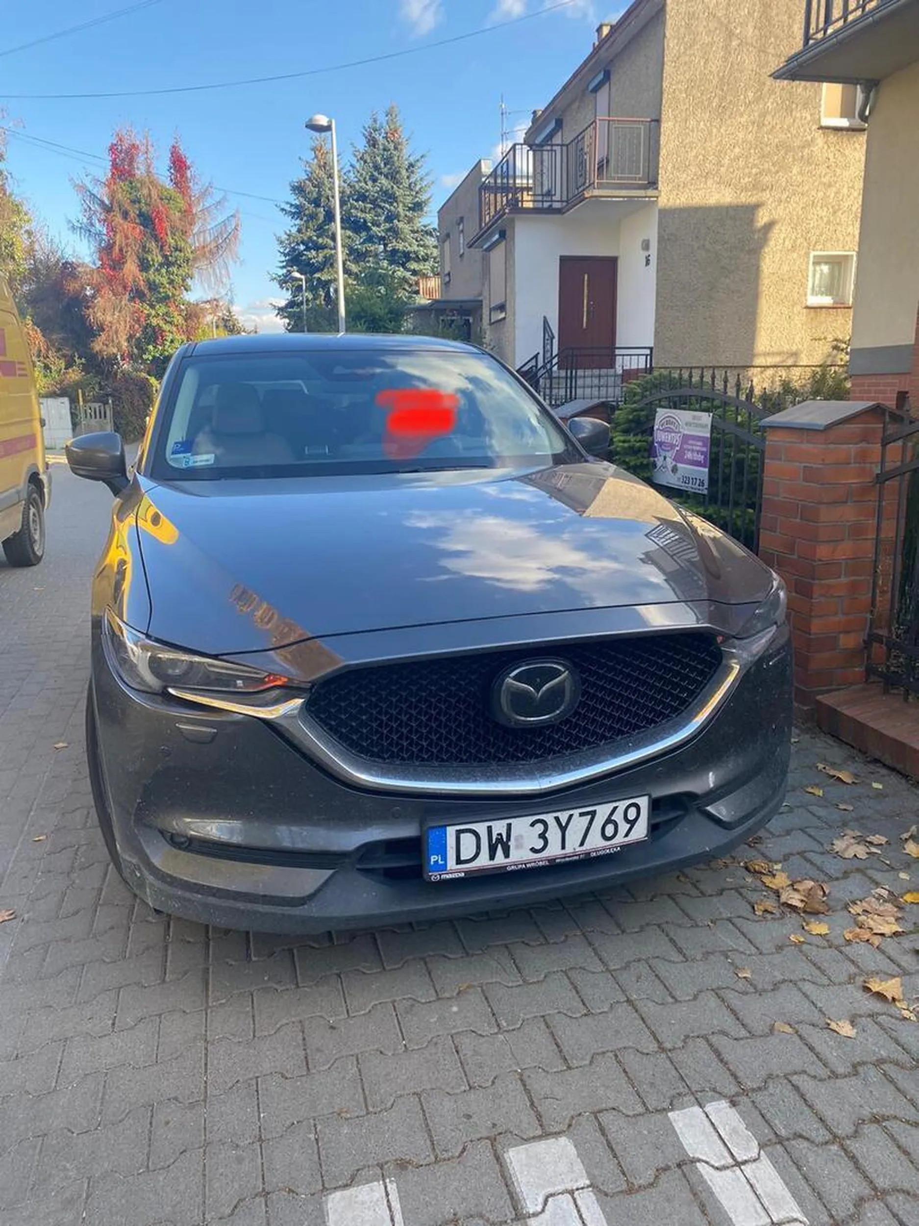 Nie dość, że zaparkował w strefie zamieszkania, to jeszcze naprzeciwko dwóch  wjazdów do garaży. Ignorował prośby kobiet niemogących wjechać do swoich garaży